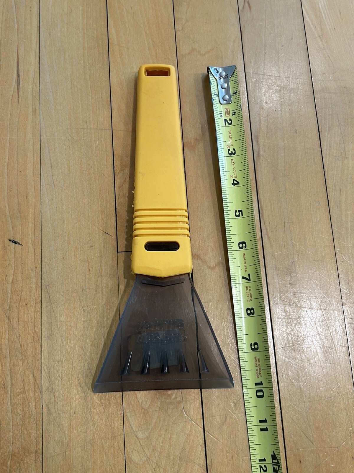 Vintage Detailed Designs 10-1/2" long Plastic Vehicle Windshield Ice Scraper-NOS