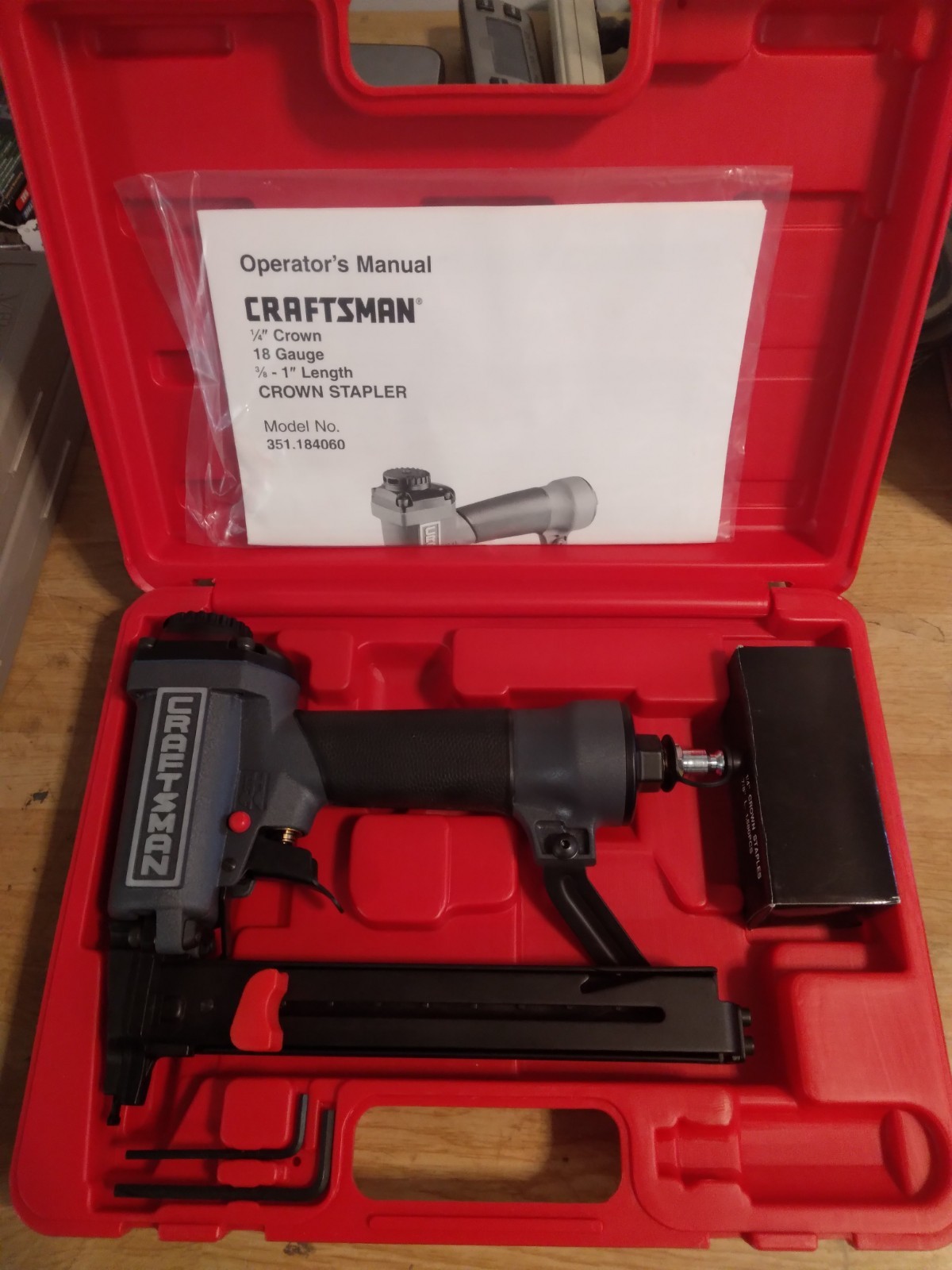 CRAFTSMAN 1/4" Crown Stapler 18G  3/8"-1" length Tool W/Case 351.184060