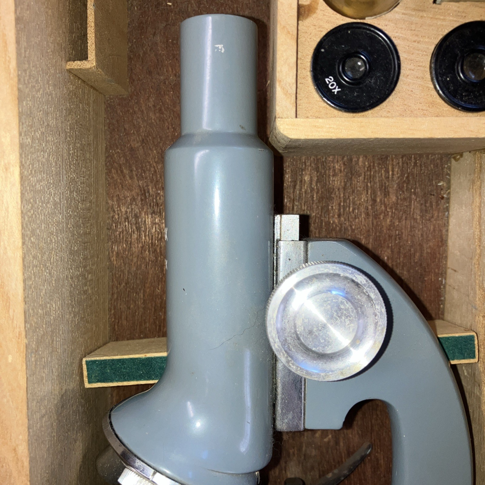 Lunax 900X monocular microscope w/storage box and accessories