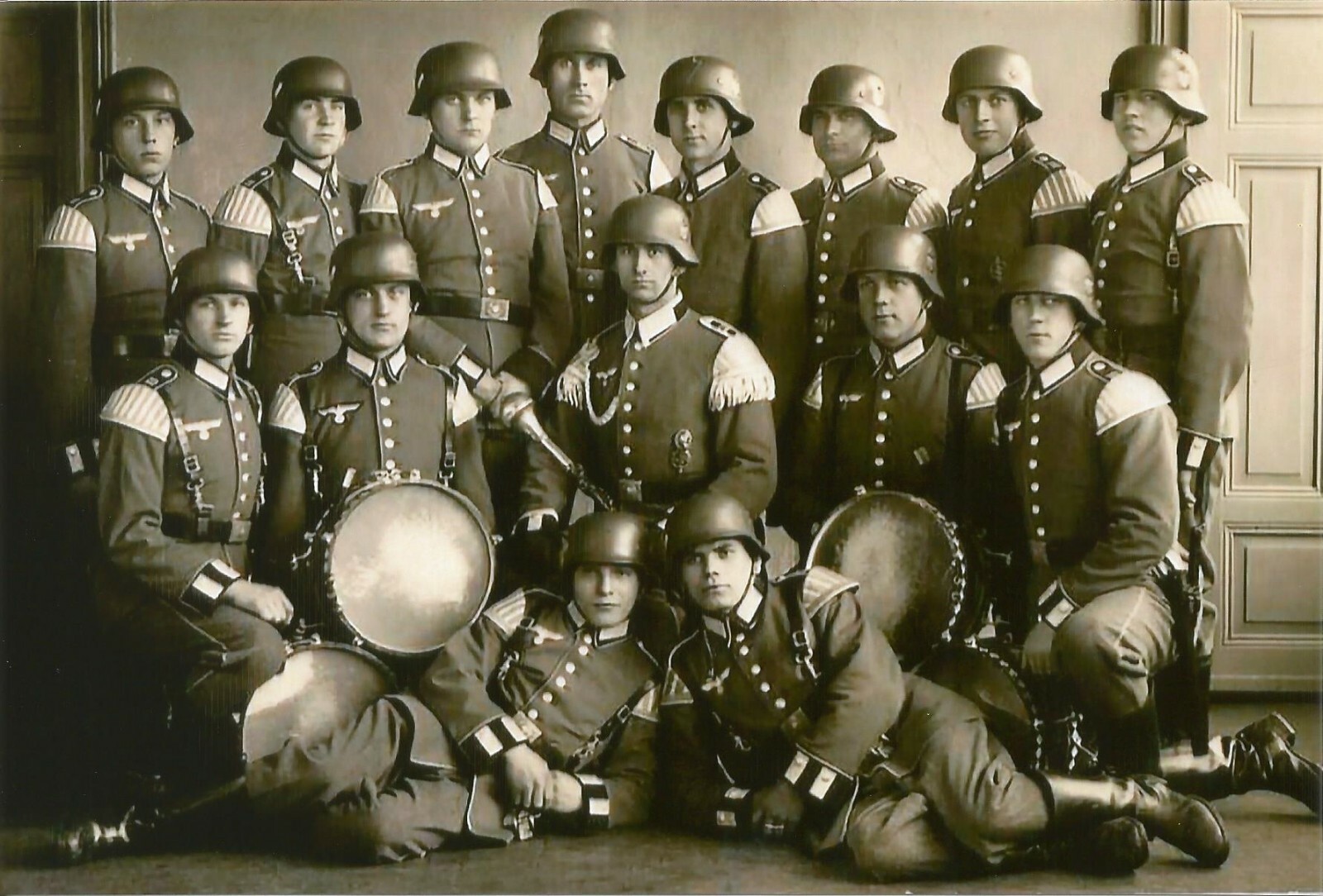 WW II - German Photo --  ** Boy`s In The Band ** Soldiers Band