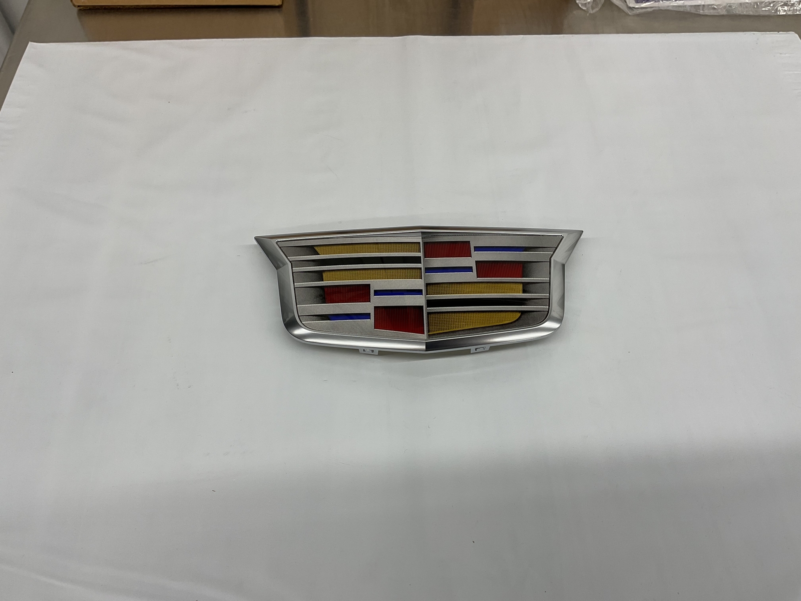 2016-2019 CADILLAC ATS FRONT GRILLE EMBLEM NEW GM # 23337007