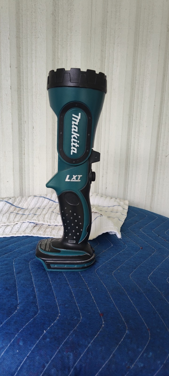 Makita BML185!18-Volt LXT Lithium-Ion Cordless 12 L.E.D. Flashlight