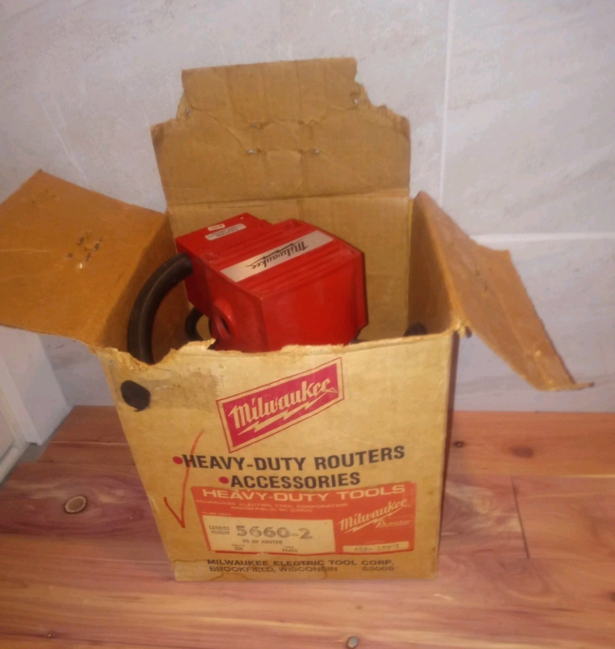 VINTAGE NOS - MILWAUKEE 5660-2 ROUTER 1.5 HP 230 VOLTS  - OPEN BOX