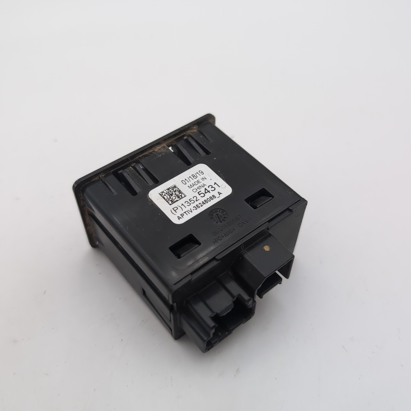2020 - 2023 Chevrolet GMC Center Console Auxiliary USB SD Card Hub 13525431