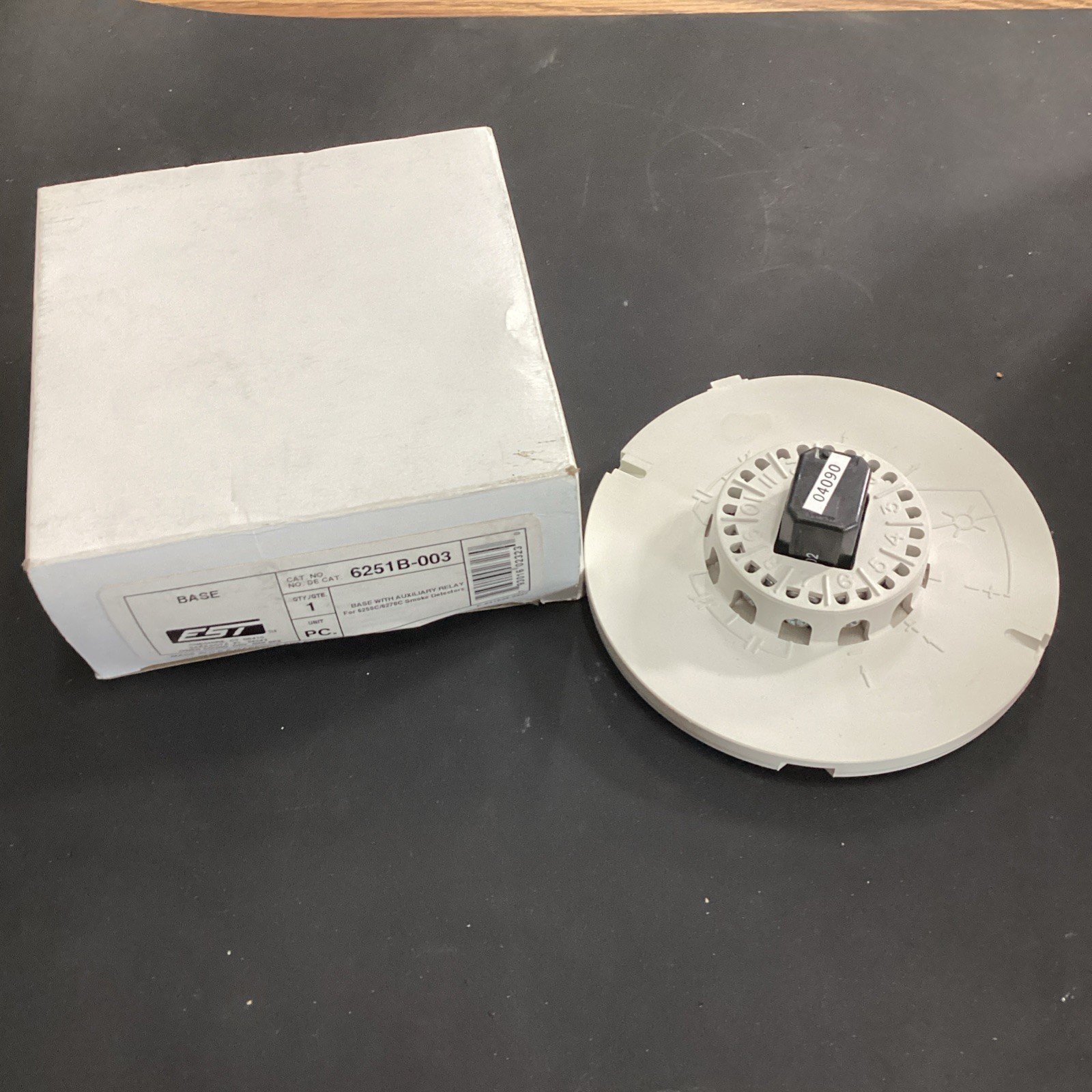 EDWARDS EST 6251B-003 DETECTOR BASE WITH AUXILARY RELAY