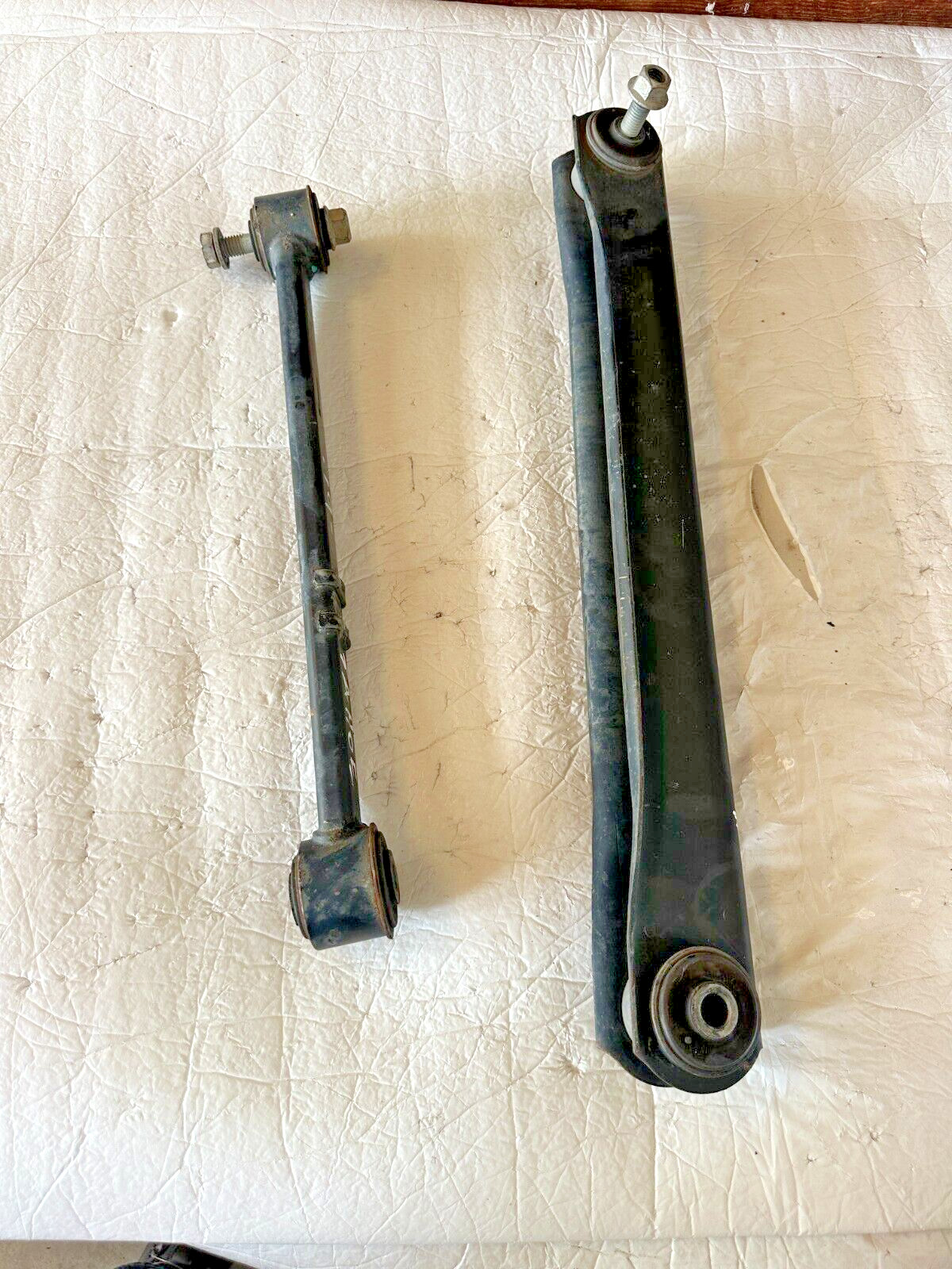 Pair of Control Arms Rear # 22868629 lower, upper # 20917465. GM CHEVROLET CADDY