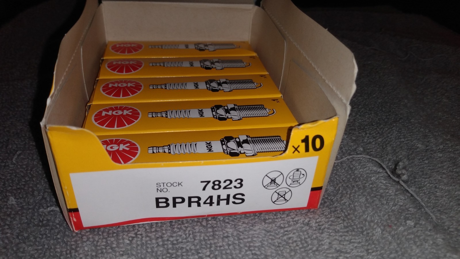 NGK Spark Plug BPR4HS 7823 -- box of 5