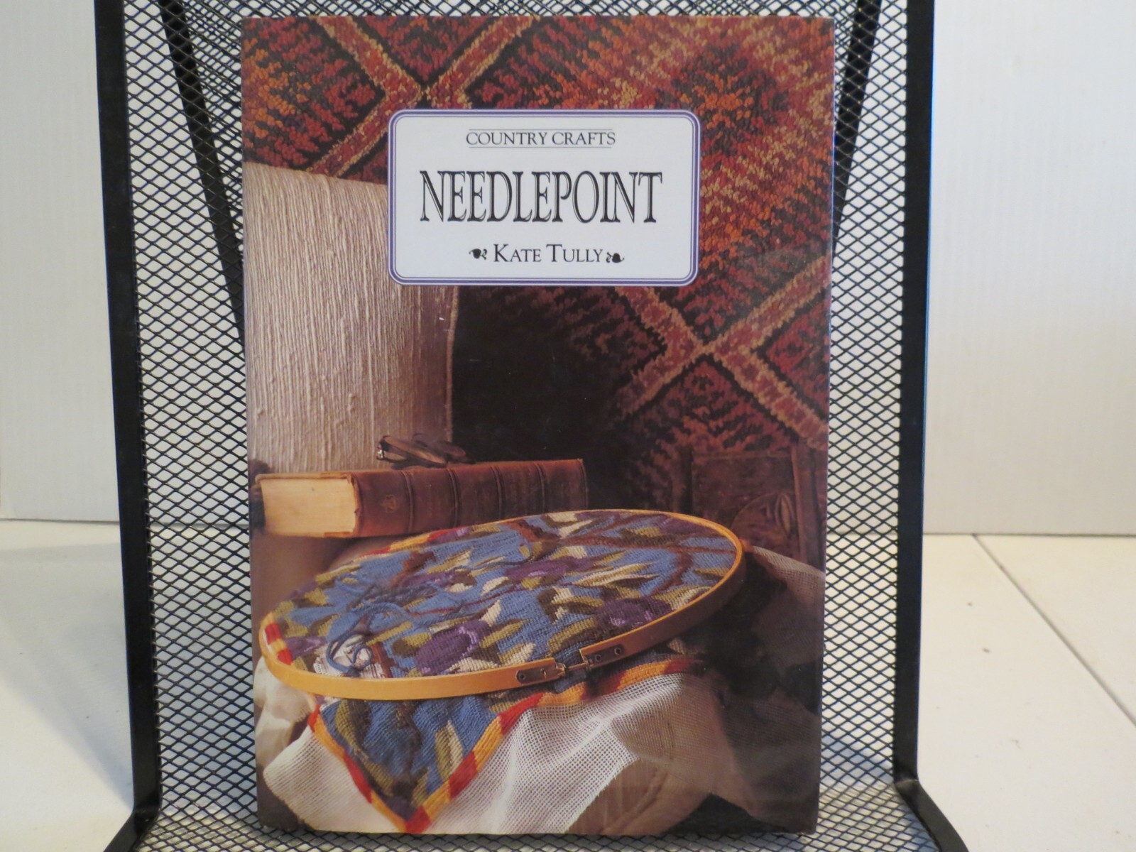 Country Crafts Needlepoint By Kate Tully - Crescent Books 1994 - Hardcover - New