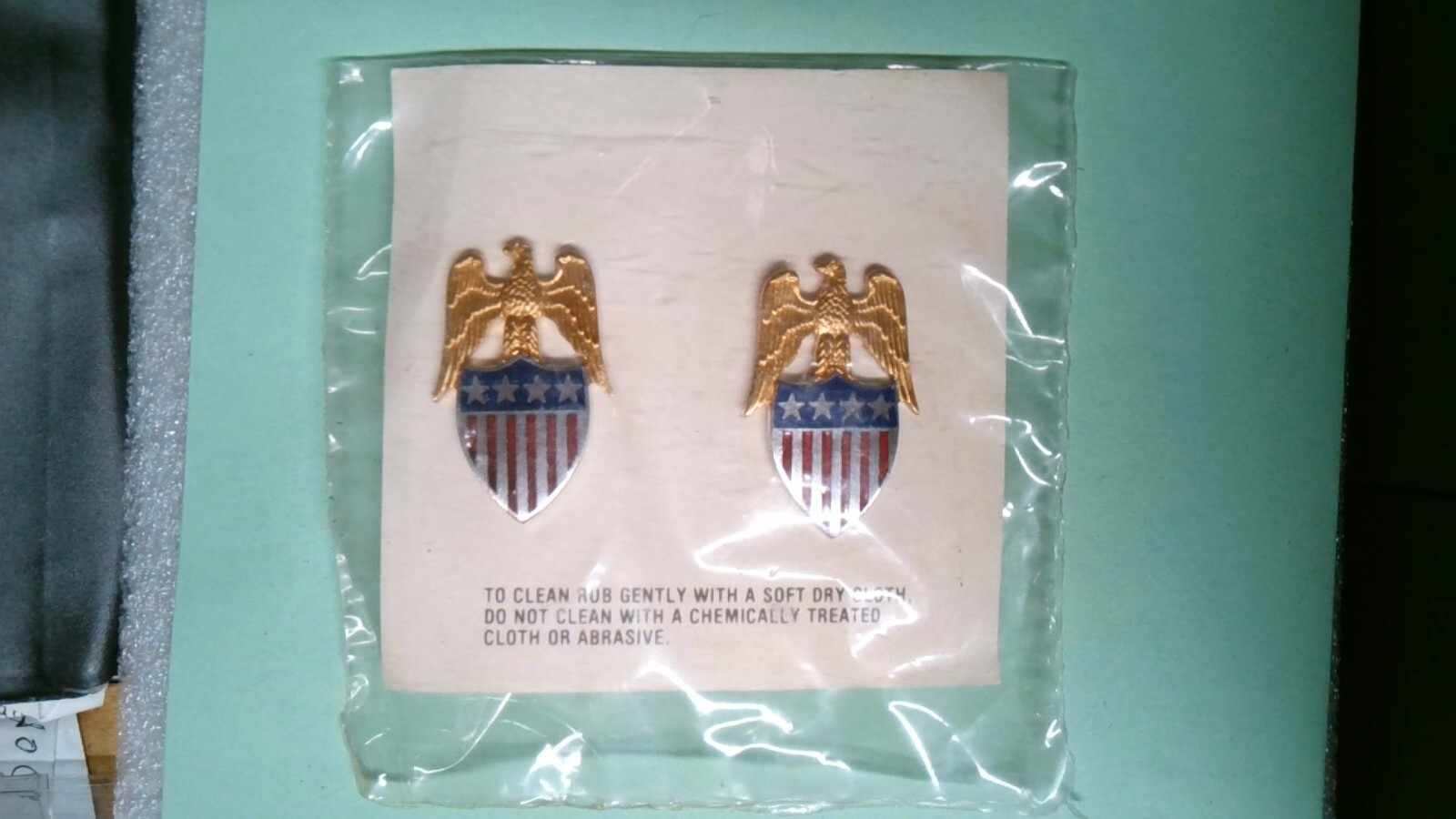 MILITARY INSIGNIA OLDER SET OF 2 CRESTS DUI DI AIDE GENERAL OFFICER