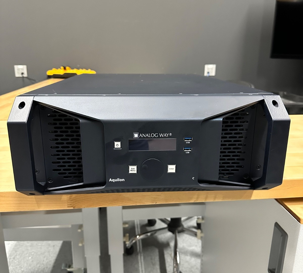 Analog Way Aquilon AQL-C  Presentation Switcher