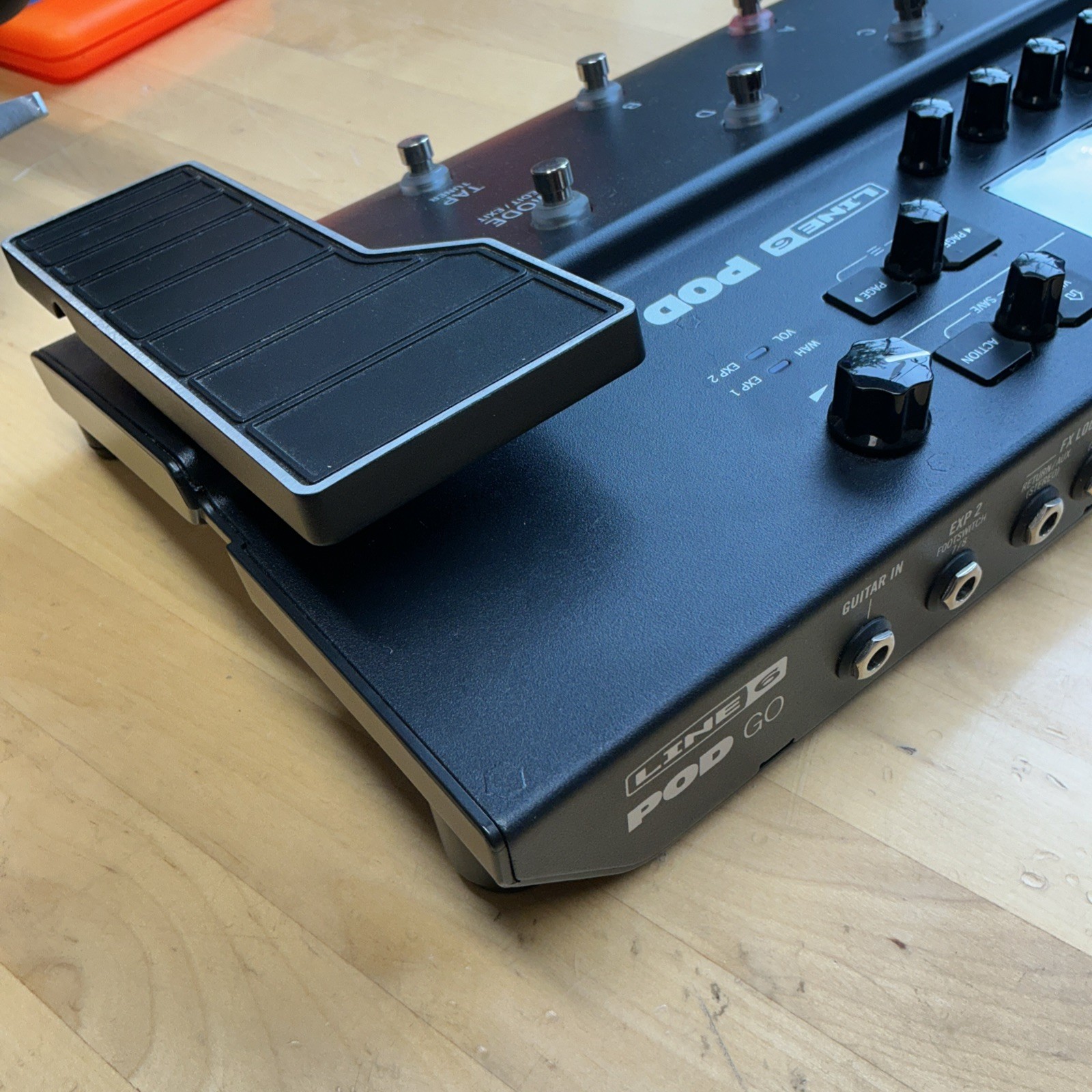 Line 6 POD Go Guitar Multi Effects Processor Amp Sim Modeler + Line 6 Road Case