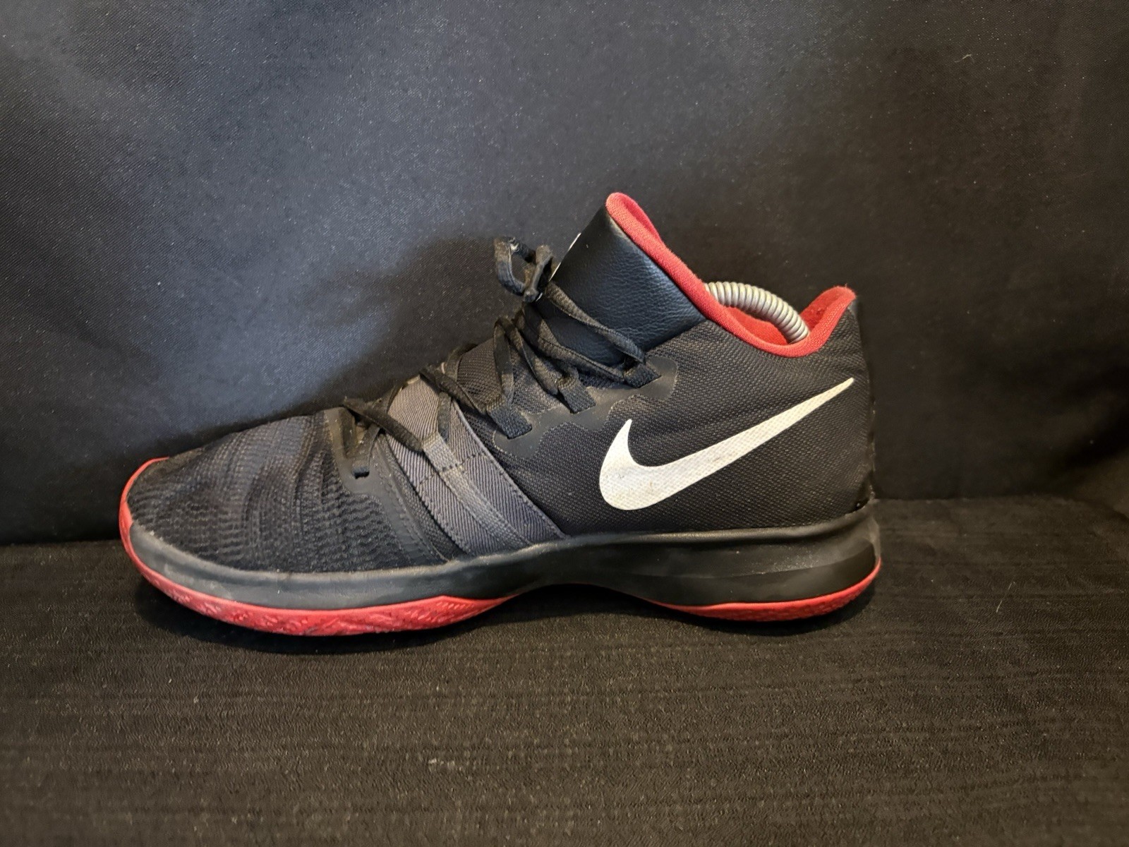 Nikes men’s size 10 Kyrie Irving red & black AA7071-060 READ DESCRIPTION