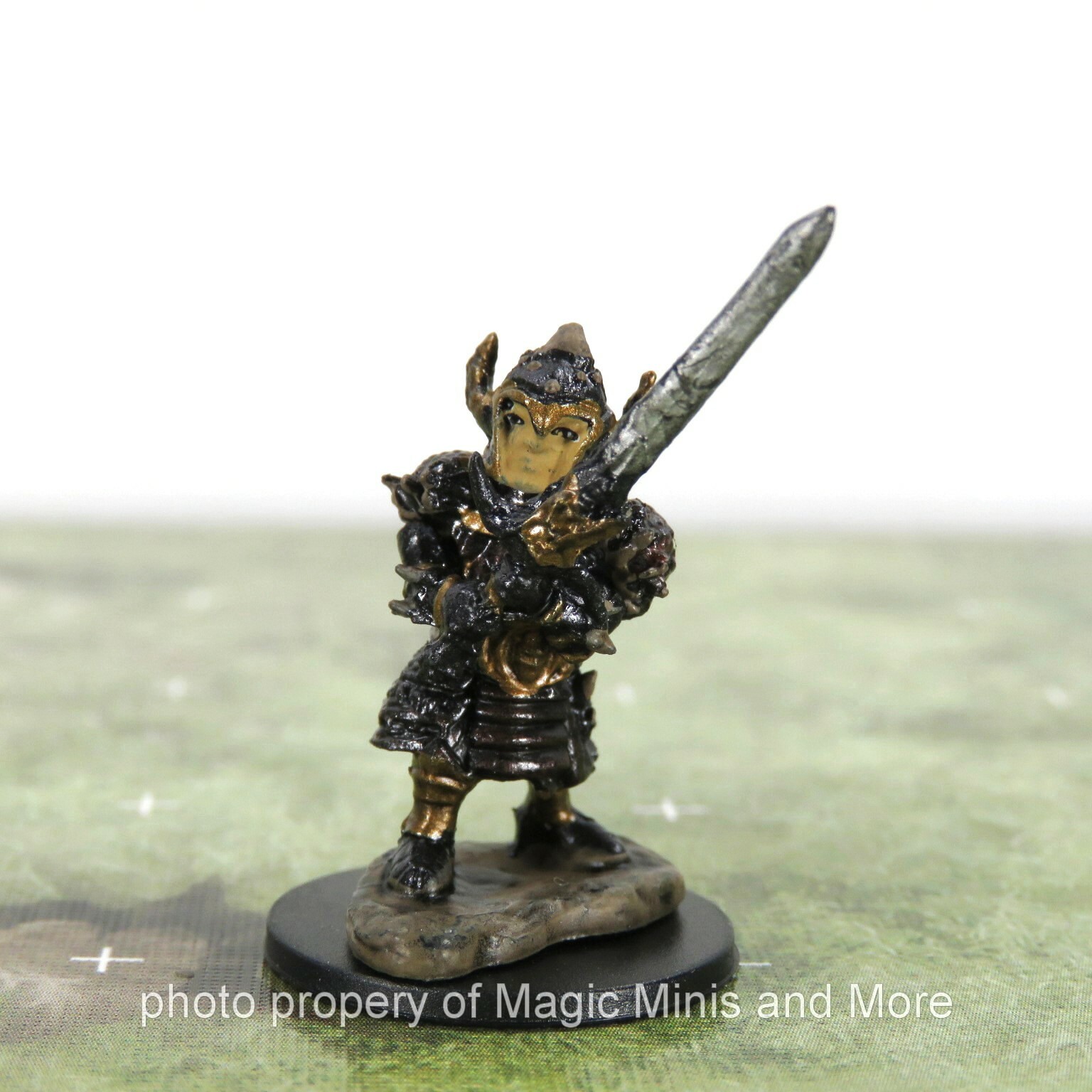 D&D Premium Miniatures W6 ~ HALFLING FIGHTER Male Icons of the Realm miniature