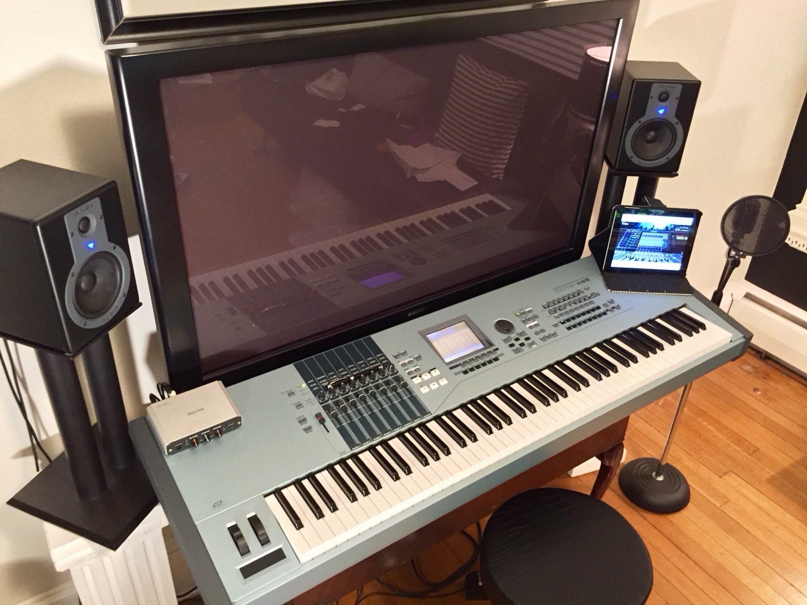 Yamaha MOTIF8 Keyboard Synthesizer Workstation