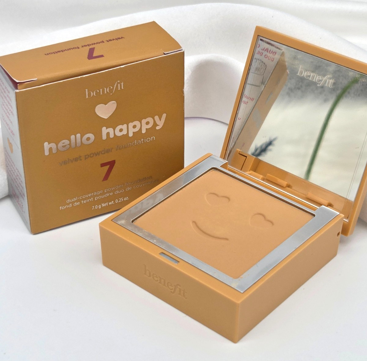 Benefit Hello Happy Velvet Powder Foundation - 0.25 oz / 7 g - Shade 7