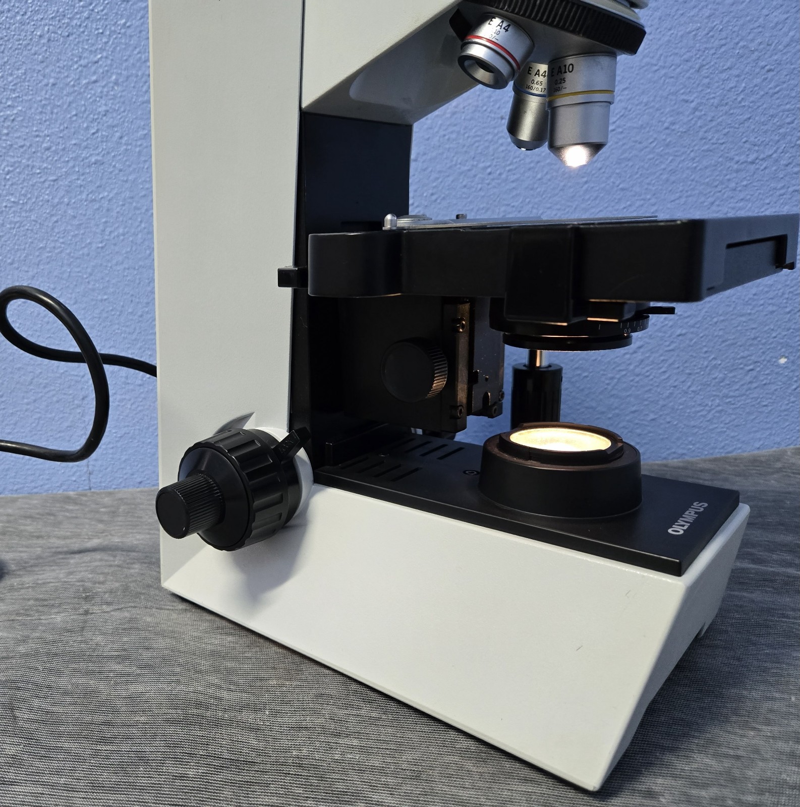 OLYMPUS CH30 CH30RF100 BINOCULAR MICROSCOPE W/OBJECTIVES 4 X 10X 40X (INV08)