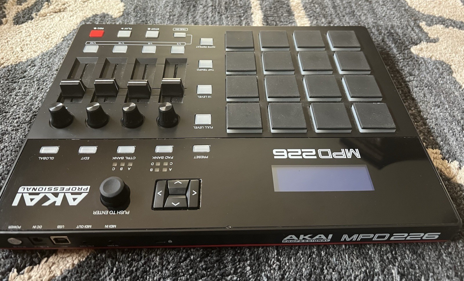 AKAI PROFESSIONAL MPD 226 MMINI PAD MIDI CONTROLLER GREAT CONDITION IN BOX!!!