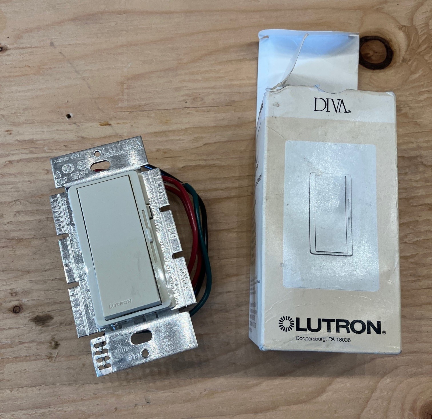 NEW! Lutron DV-603P-LA Light Almond Diva 600w Locator Light 3 Way Dimmer