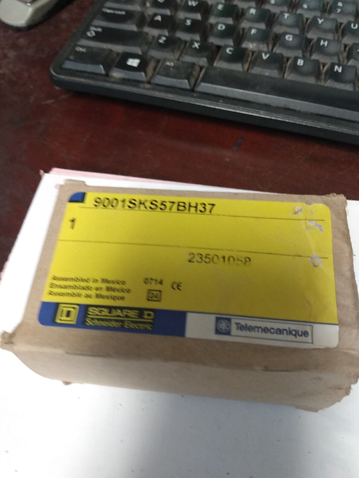Square D 9001 SKS57BH37 Selector Switch, Spring Return Left & Right W/ KA2 & KA3