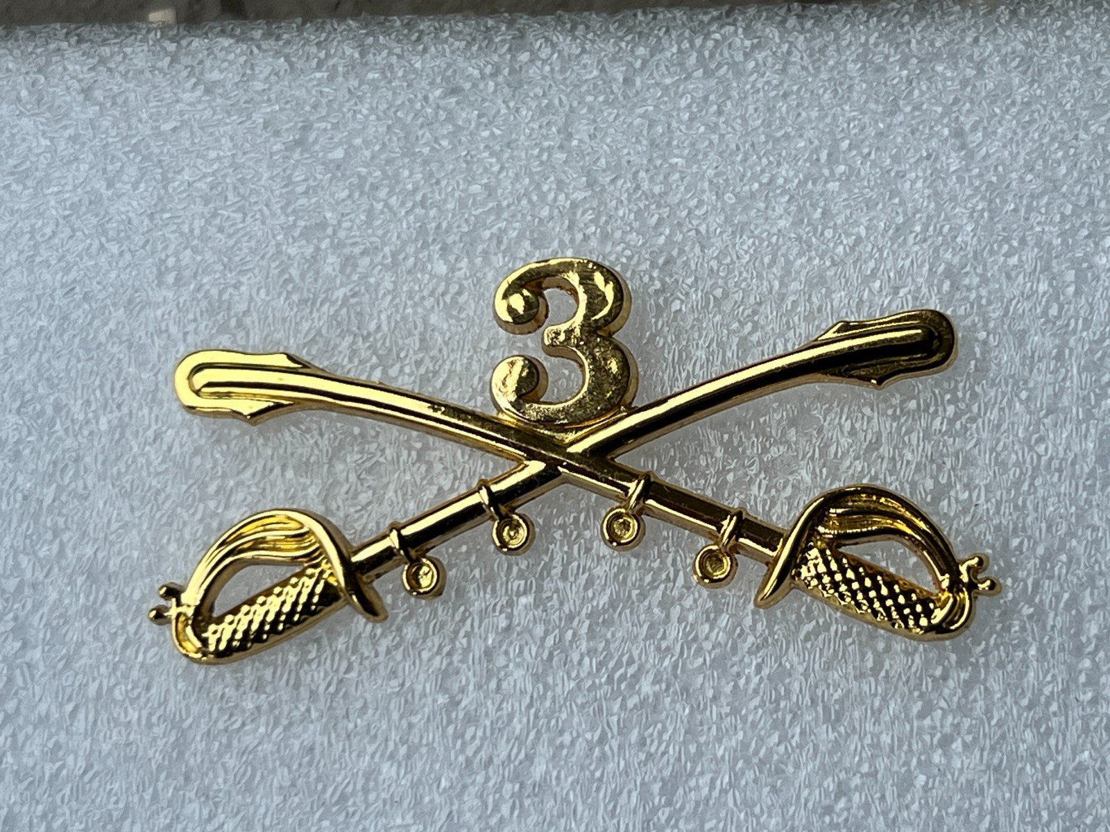 US ARMY 3RD CAVALRY CROSSED SABERS HAT PIN SUITABLE FOR A STETSON 2 1/4 INCHES