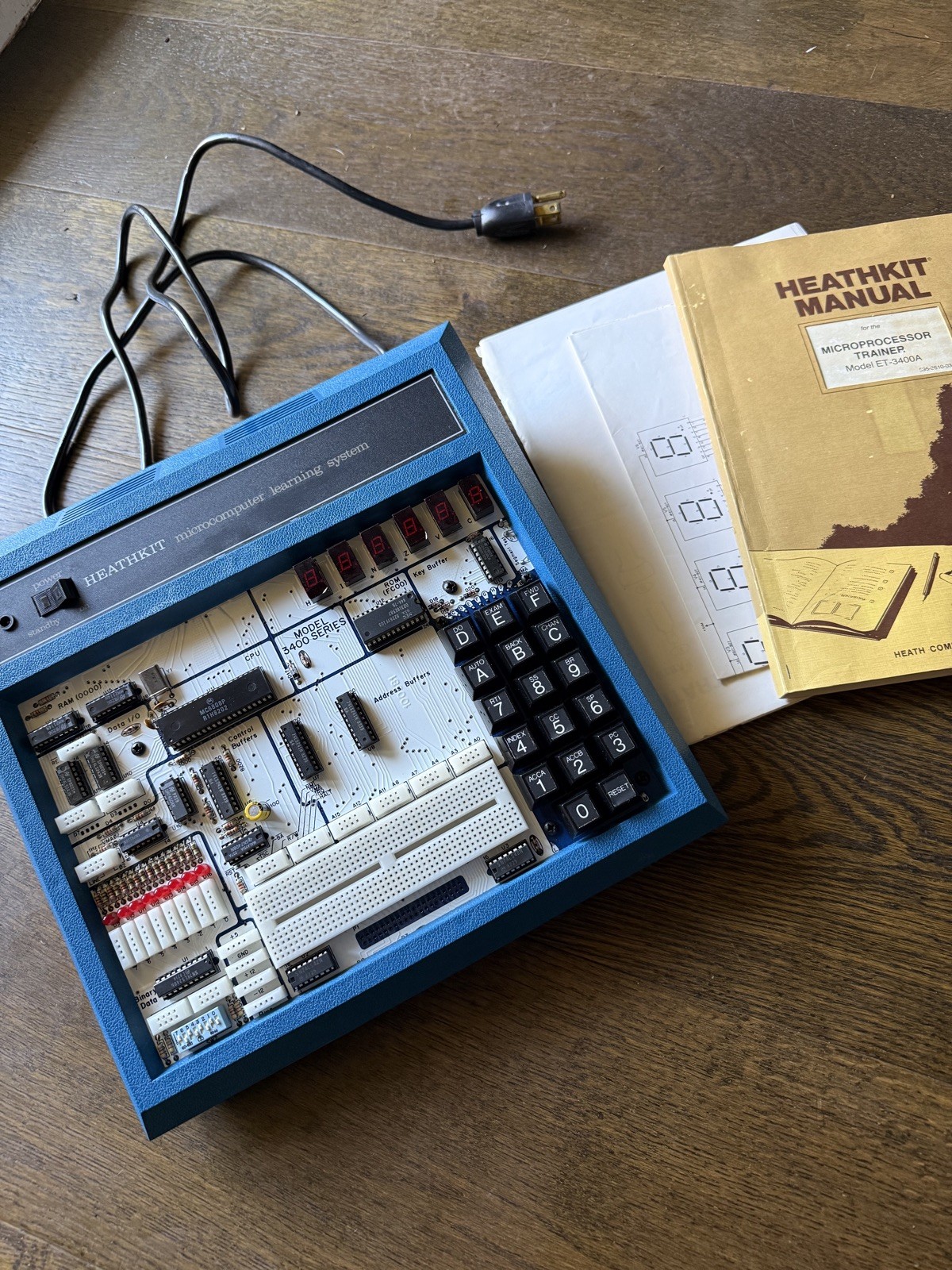 Heathkit Model ET-3400A Micro Computer Learning System. nice, powers on!