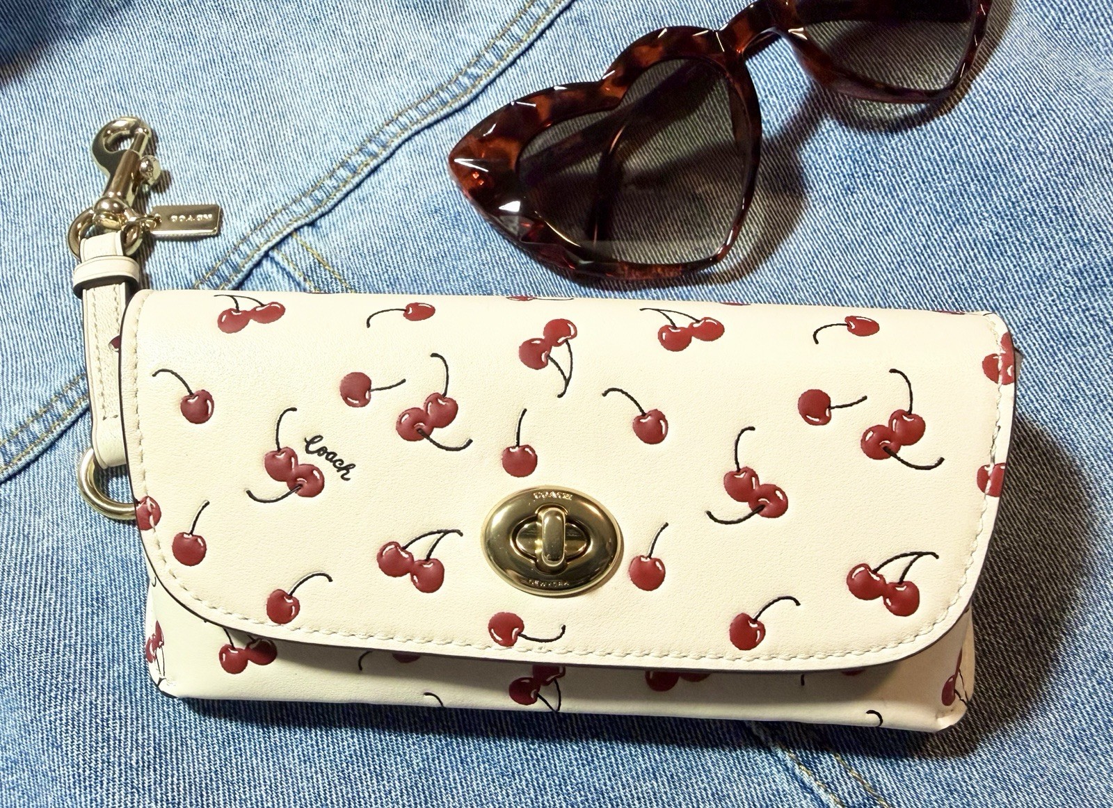 COACH Turnlock Sunglass Case 🍒 Cherry Print - Gold/Chalk Multi - NWT CFA49