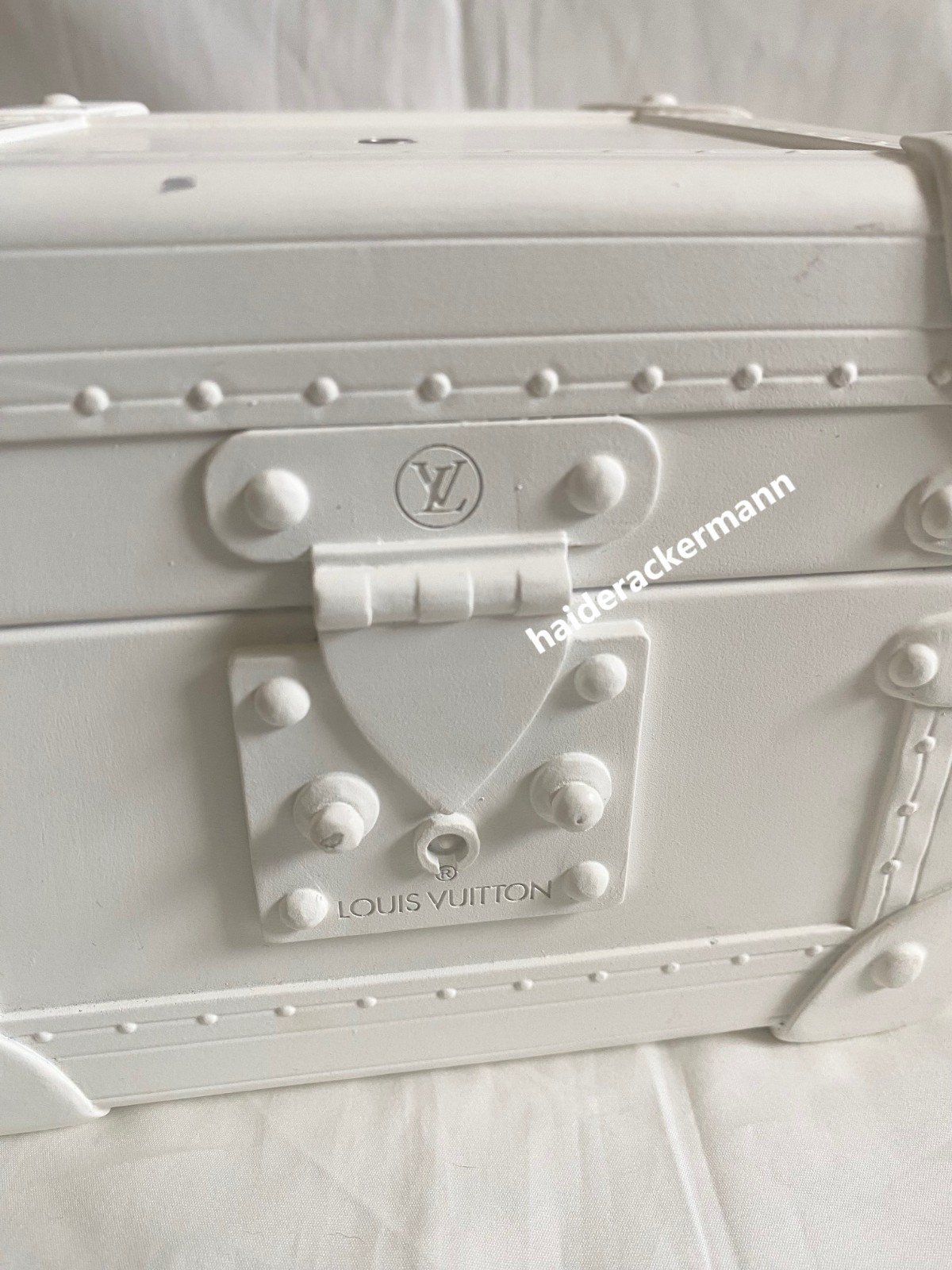 Louis Vuitton 2020 X'mas white mini trunk case box for window display