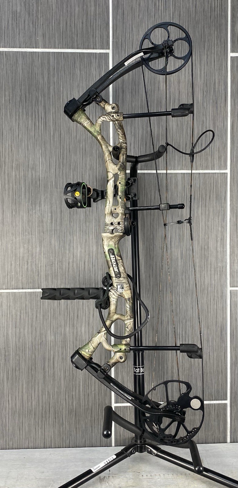 Bear Authority compound Bow Right Hand Tru Glow Sights Camo 315fps, 4lbs, Extras
