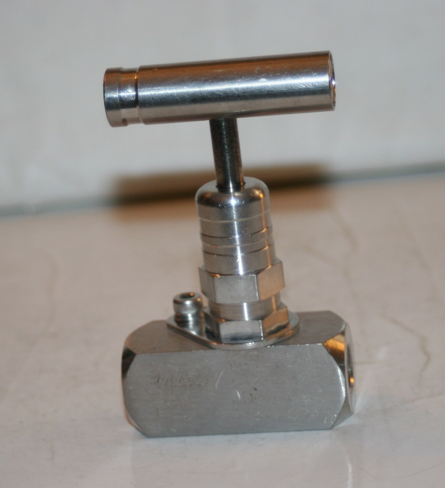 1/4" FNPT 316ss Rising Plug Needle Valve (6000 Psi) Hy-Lok RPV-F4N-S316