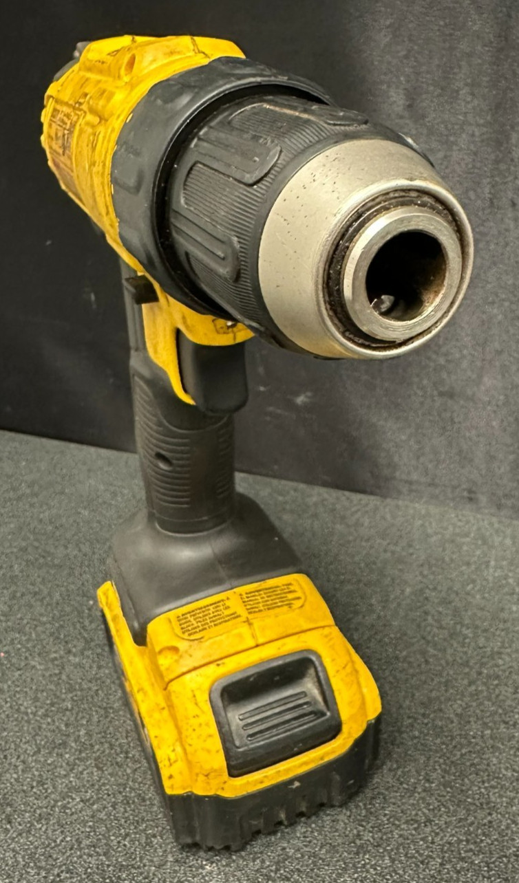 DEWALT 20V Compact Drill/Driver DCD771 W/ Battery FREE SHIPPING
