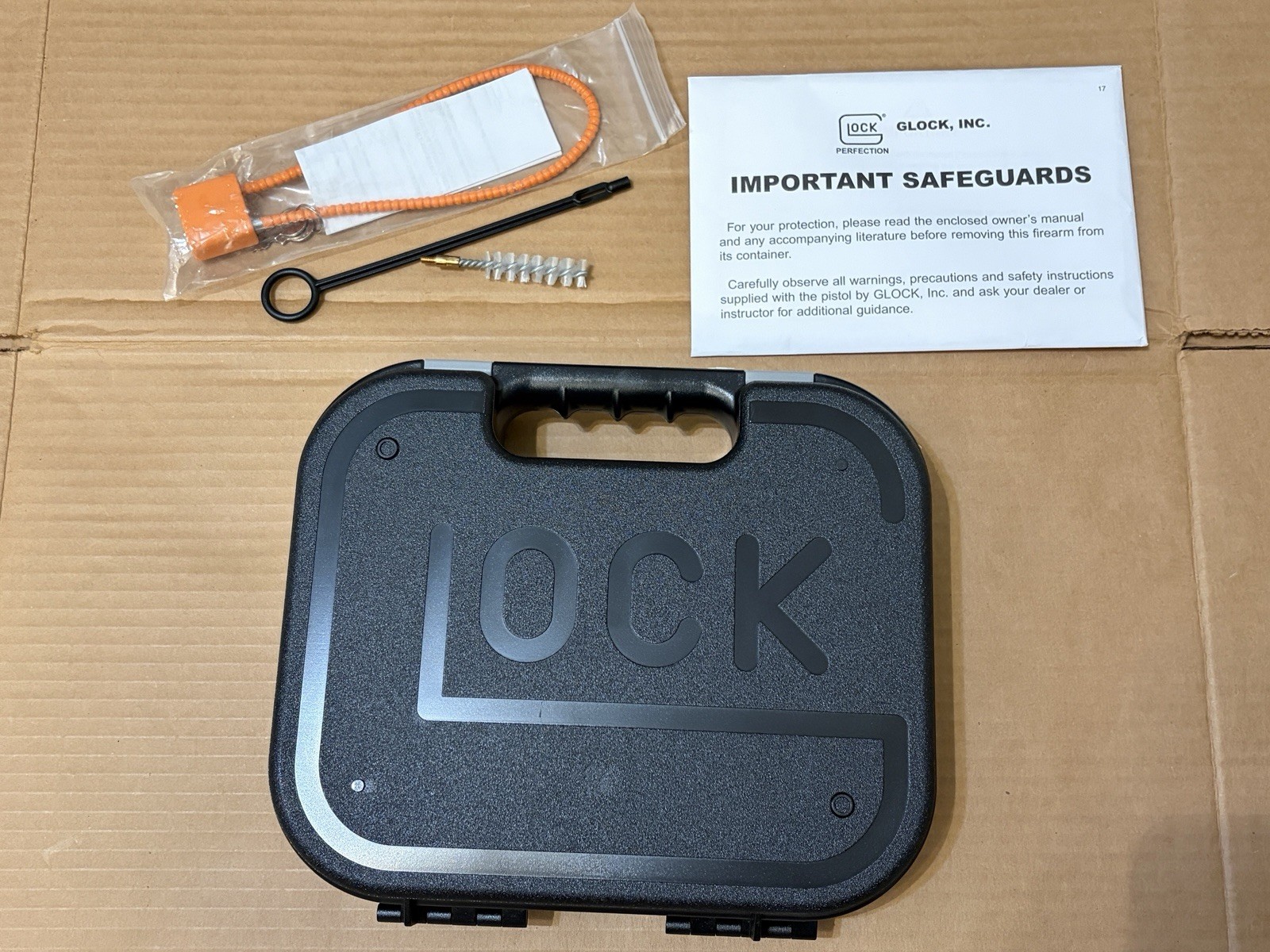 Factory Glock Clam Shell Hard Pistol Case w Manual / Lock / Cleaning Rod / Brush