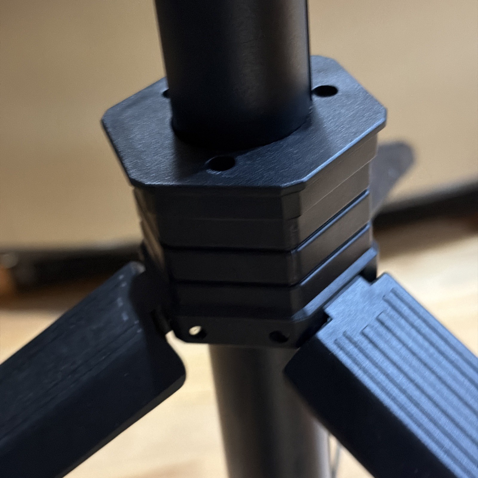 Husky Tools 1009515536 Tripod for LED Portable Worklight TRIPOD ONLY