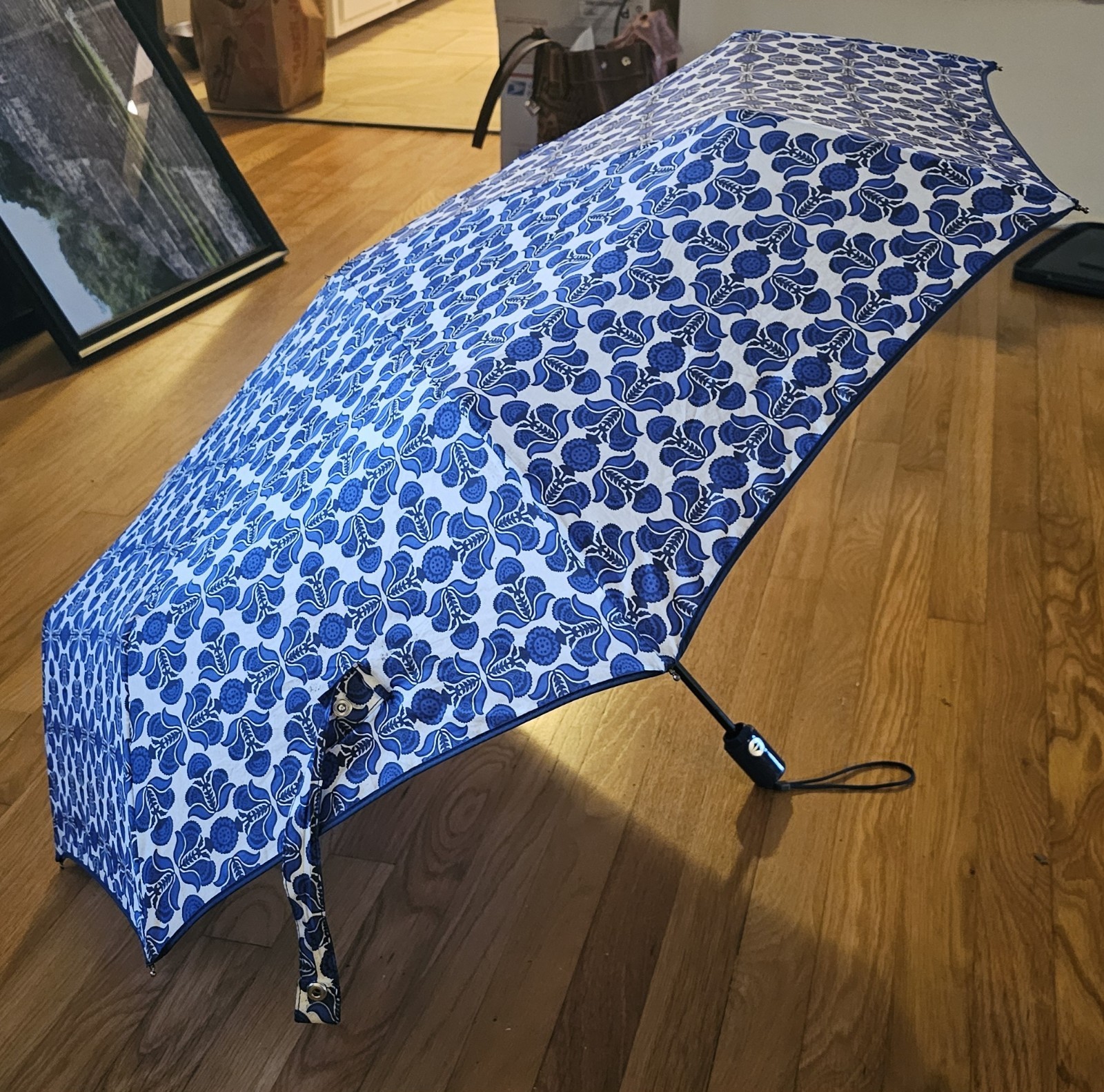 Vera Bradley Cobalt Tile Umbrella.  Automatically Open/close Compact EUC
