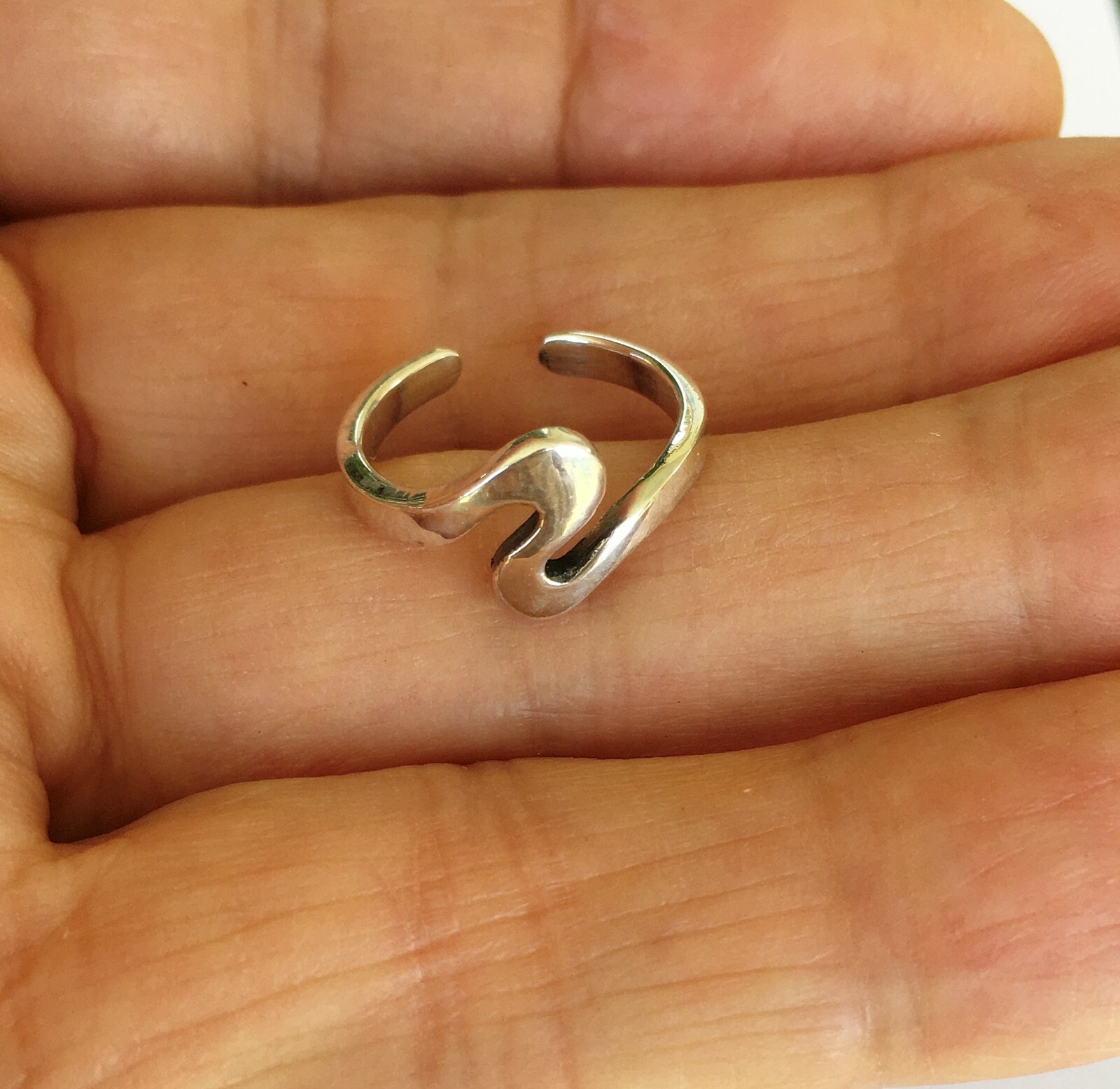 Sterling Silver Wave dainty medium size 2.5-4.5 adjustable toe ring