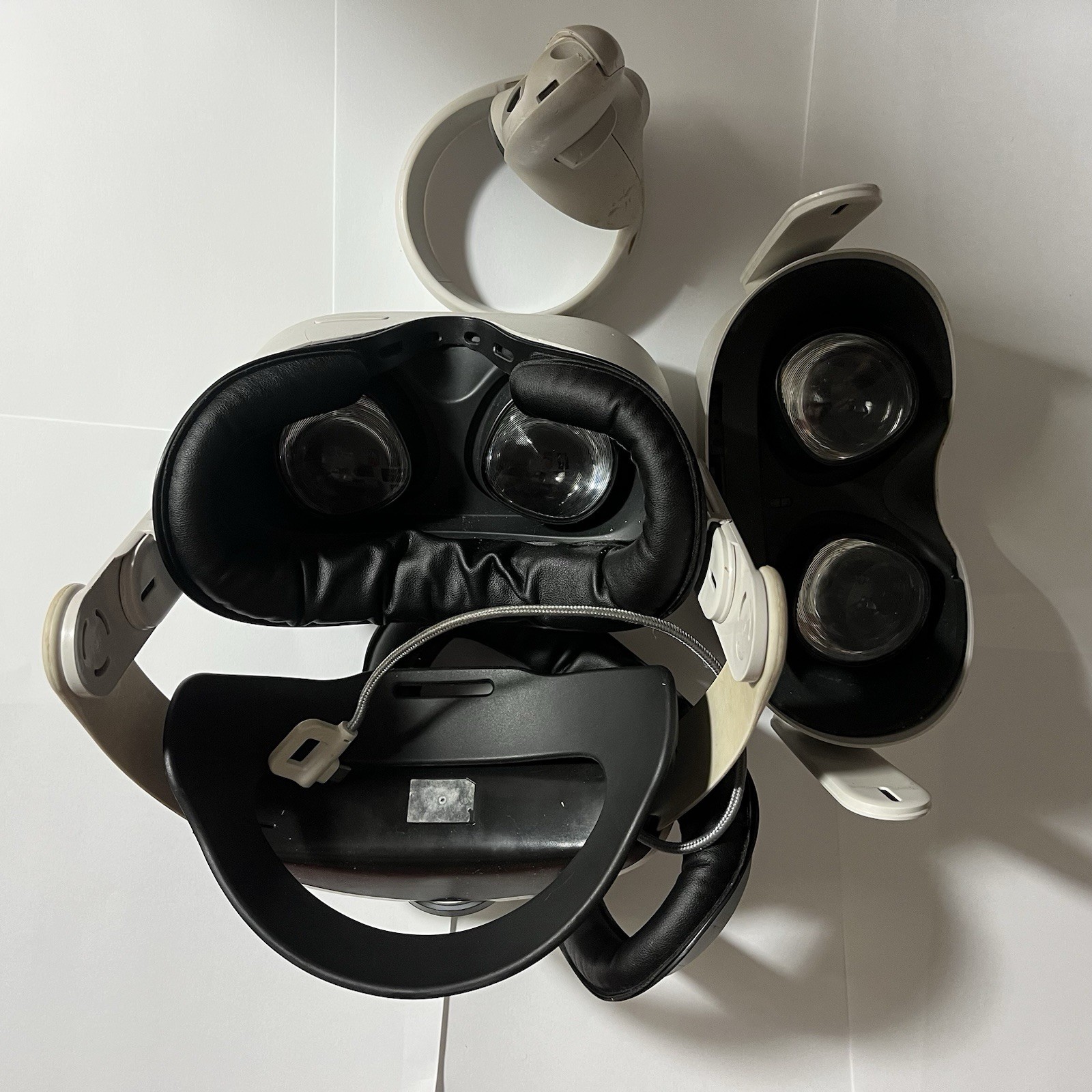 Meta Oculus Quest 2 VR Headsets - White For Parts Untested