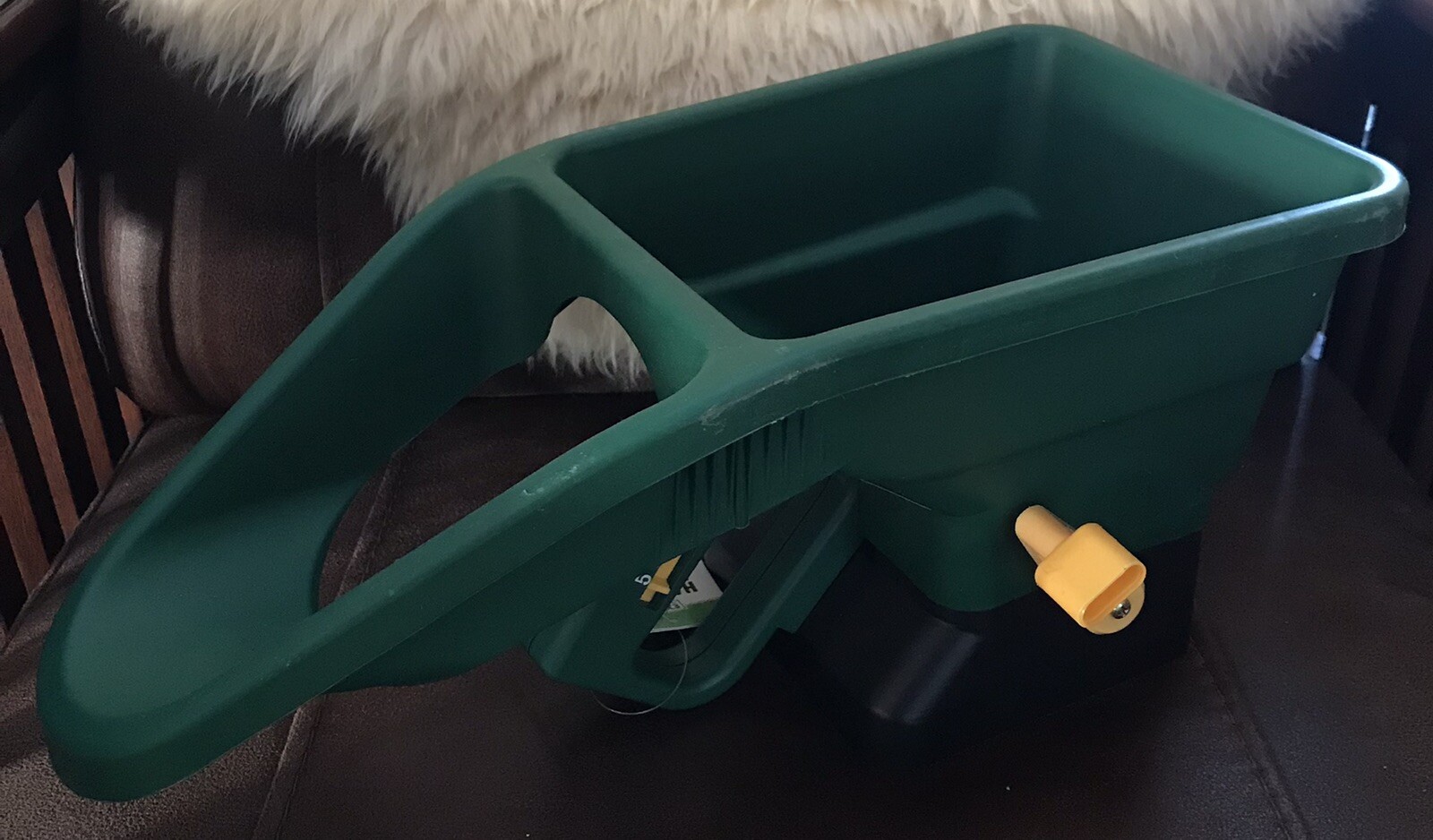 EXPERT GARDENER HAND HELD SPREADER FOR SEED OR SALT 1100 Sq Ft