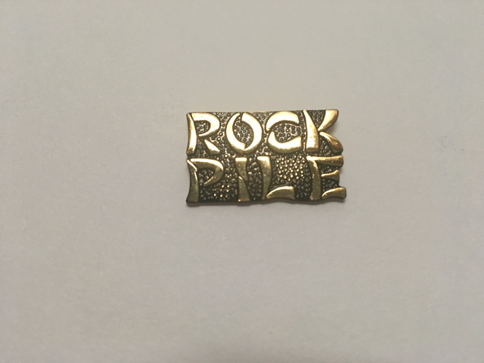 US ARMY/USMC VIETNAM "ROCK PILE" TEXT HAT PIN
