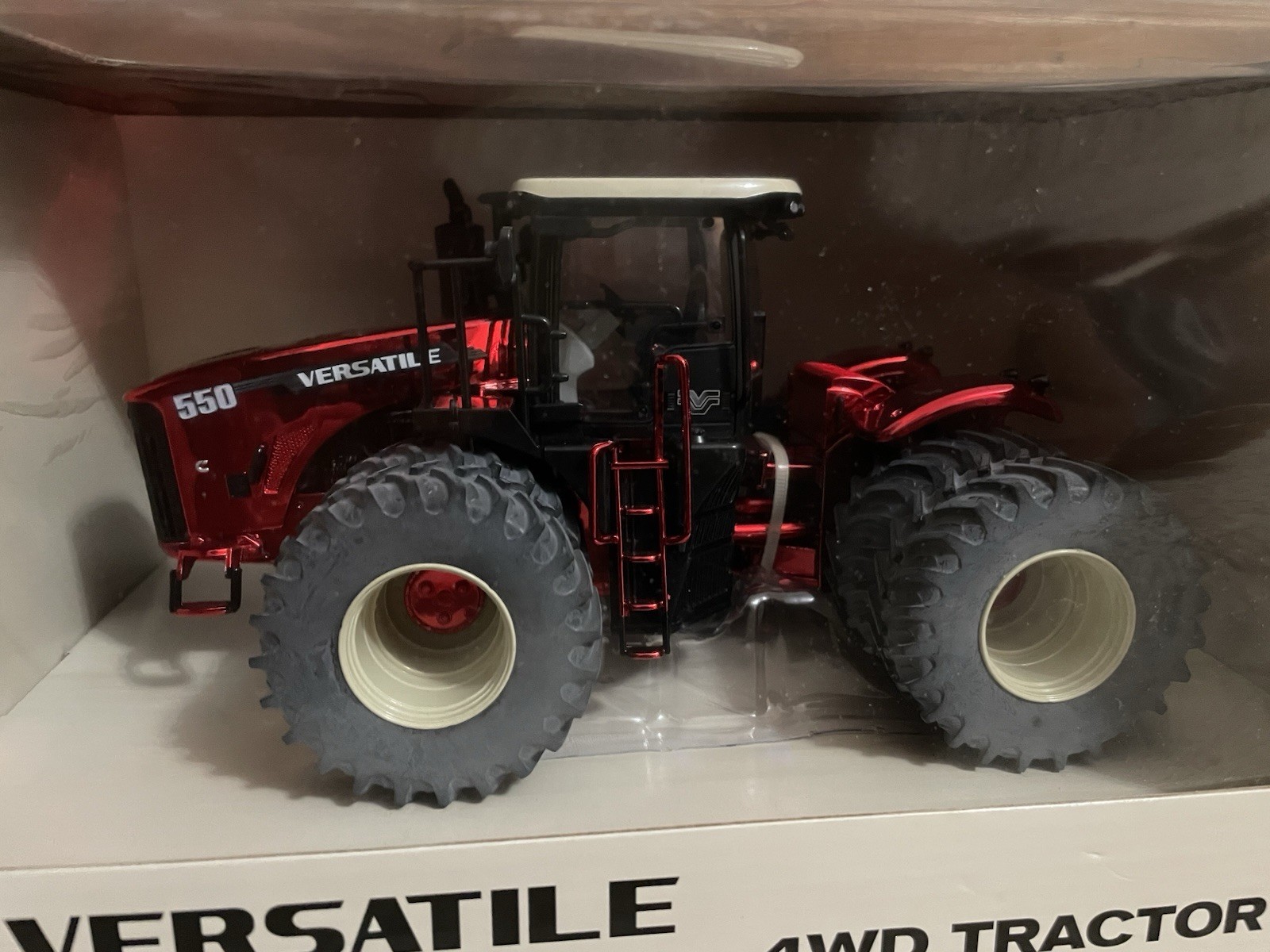 Versatile 550 4WD Duals, 1/32, Red Chrome, 2013 Intro