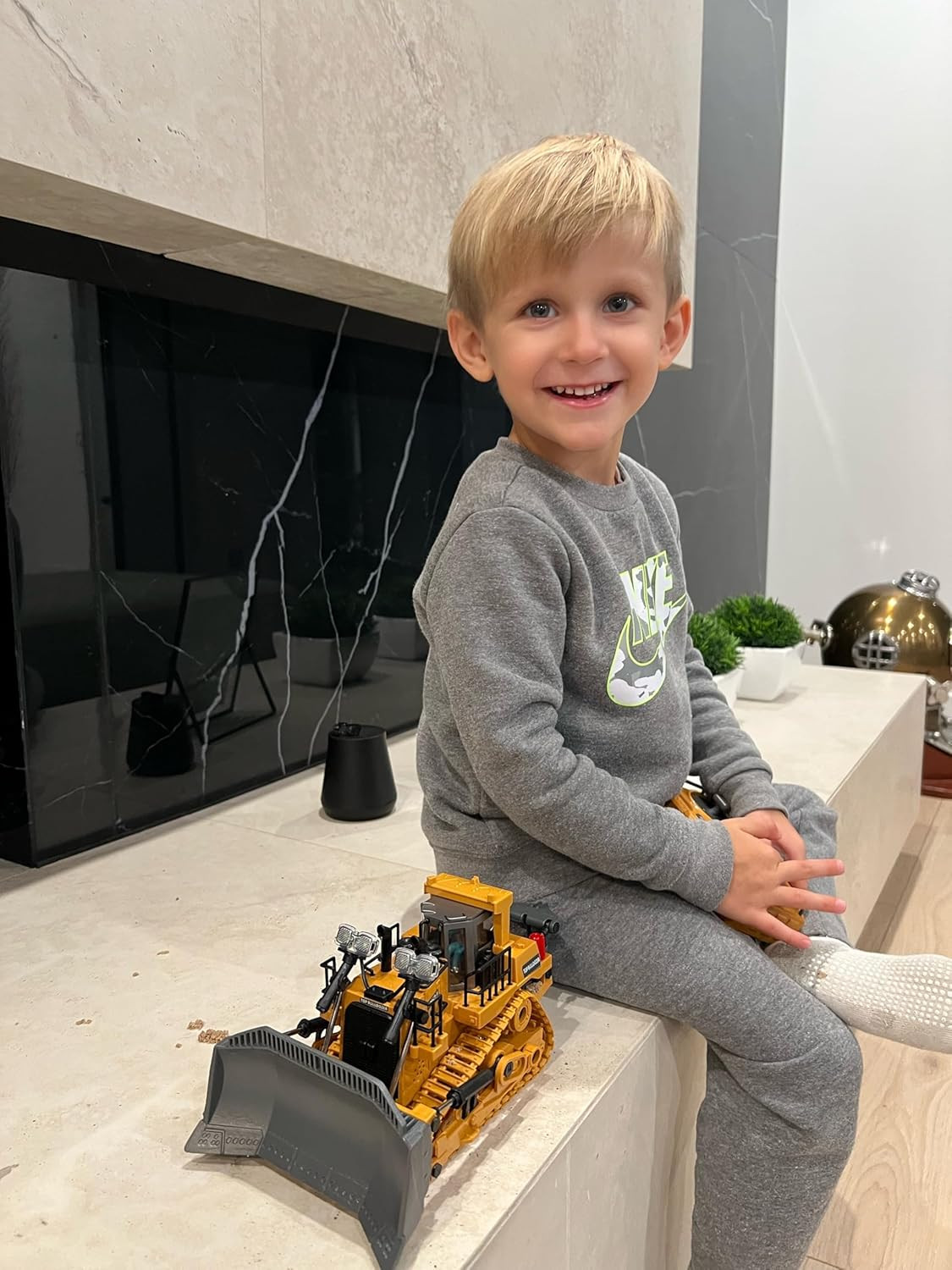 Metal RC Bulldozer Toy for Kids | 9-Channel Remote Control Track-Type Tractor wi