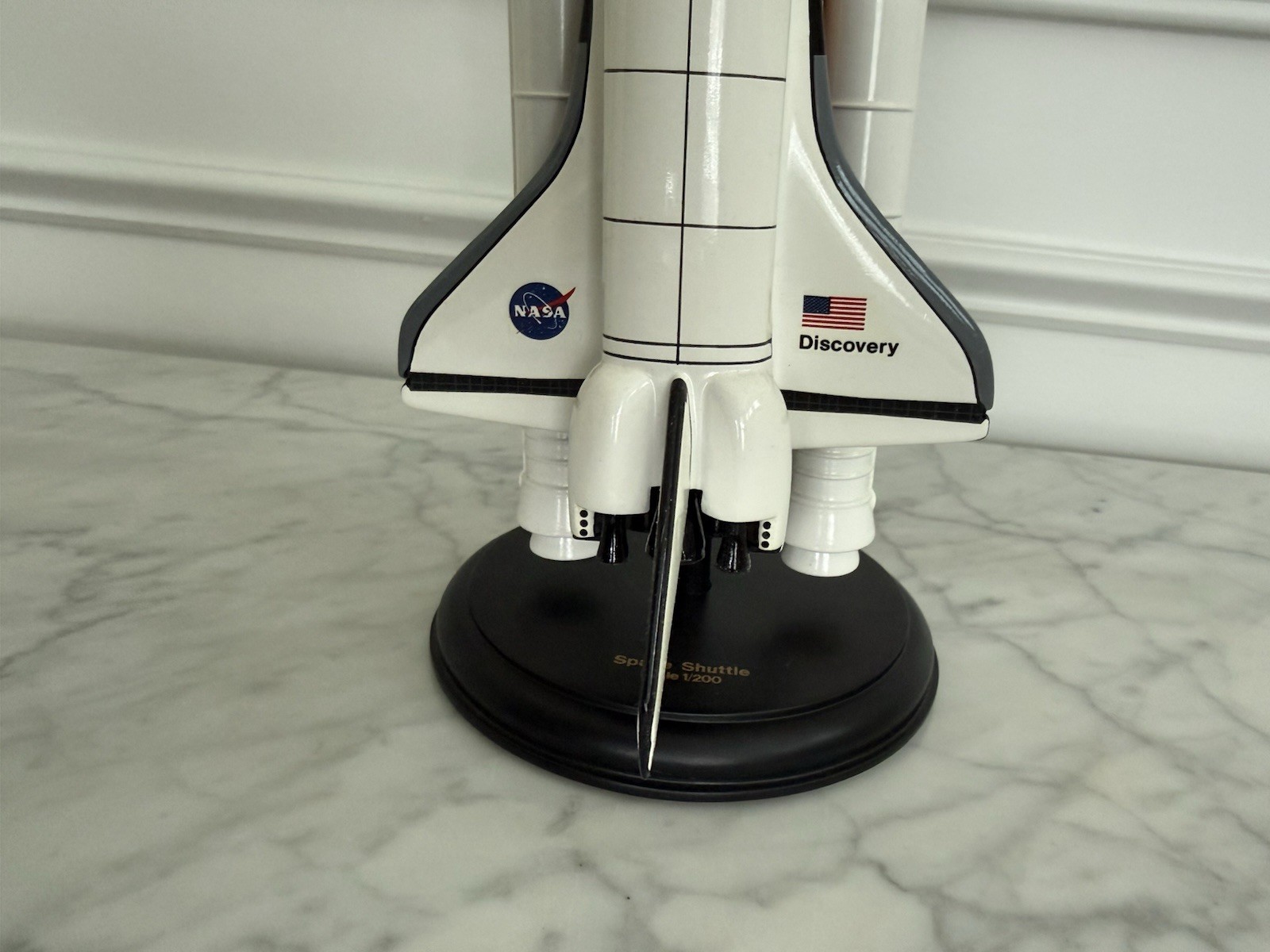 NASA Space Shuttle Discovery Desk Top Display Model Scale 1:200 Boeing Statue