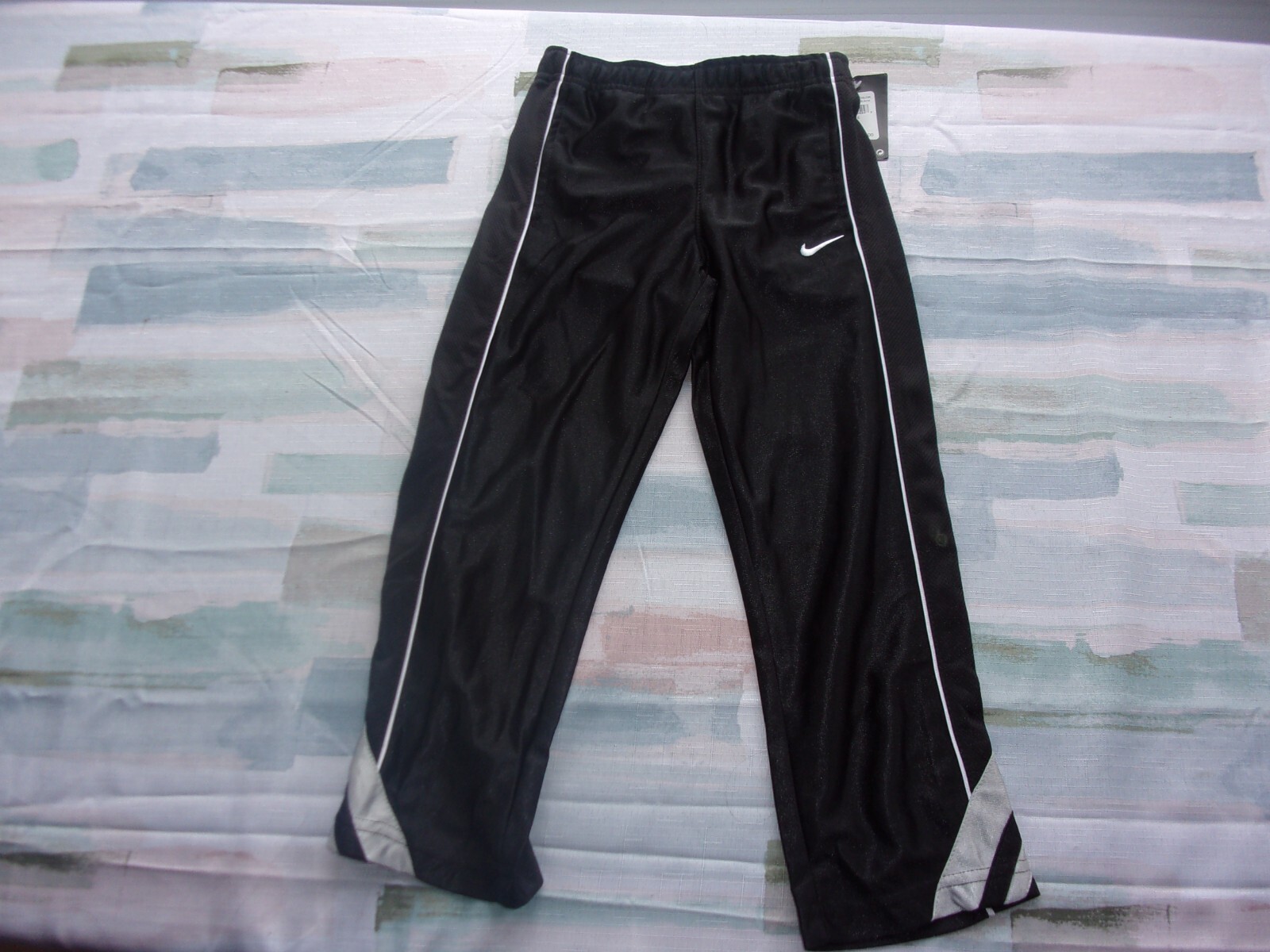 NWOT NIKE BLACK & WHITE YOUTH SIZE 5 TRACK ATHLETIC BASKETBALL PANTS