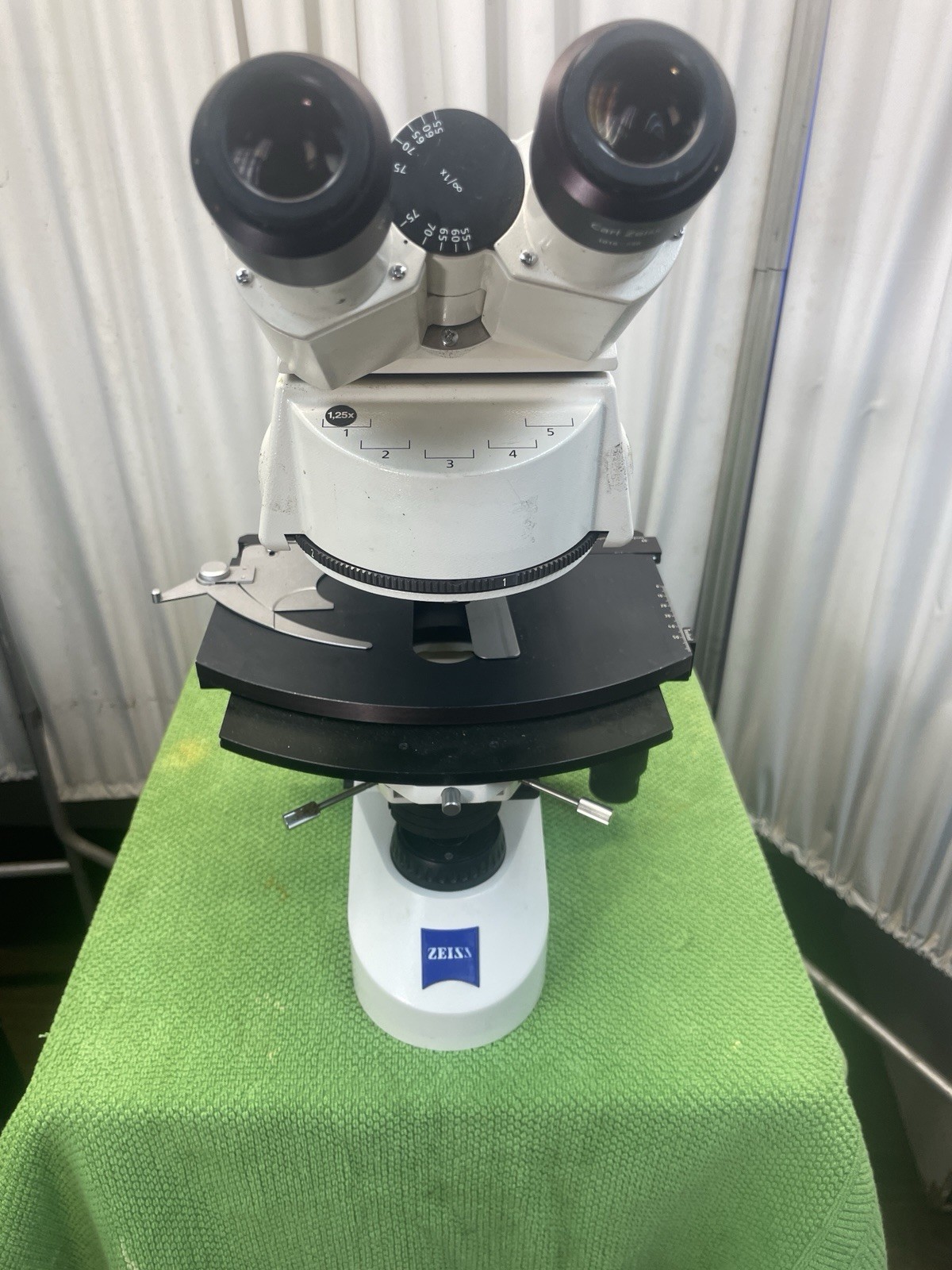 Carl Zeiss Axioskop 2 Plus Trinocular Microscope stage light source objectives