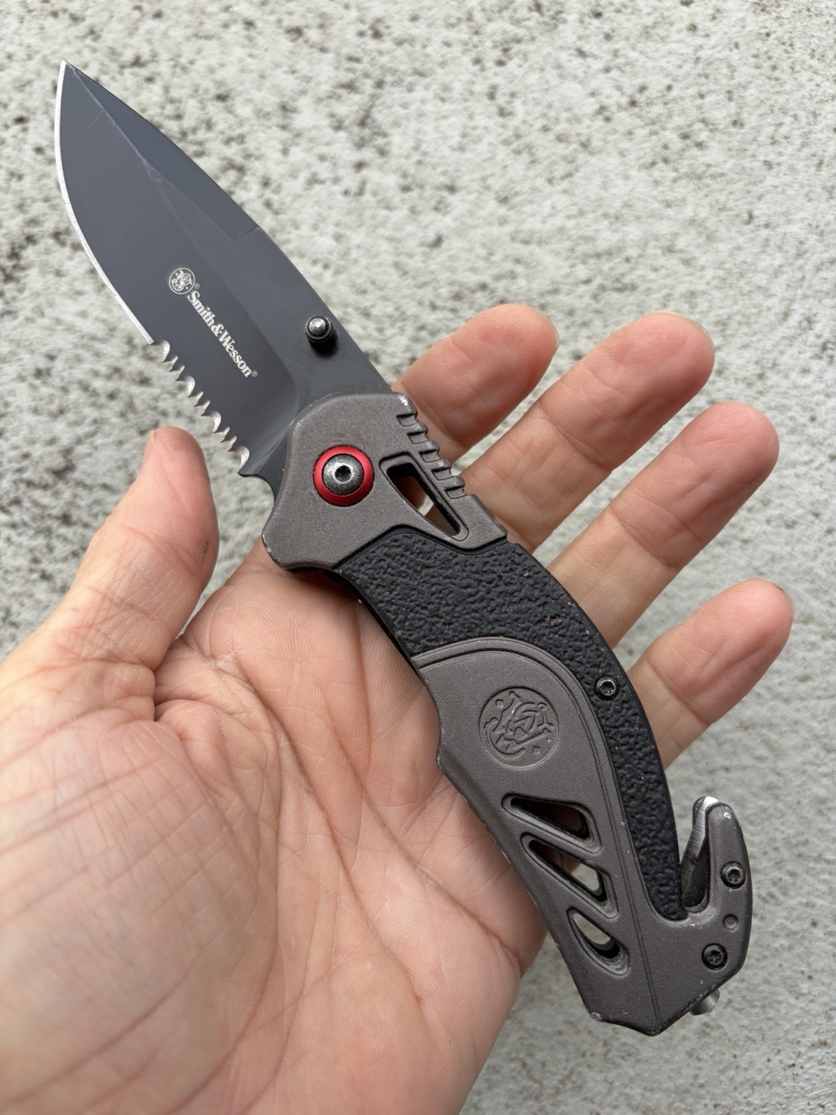 SMITH & WESSON 1100038 BLACK LINER-LOCK ASSISTED EDC FOLDING KNIFE, VERY GOOD!