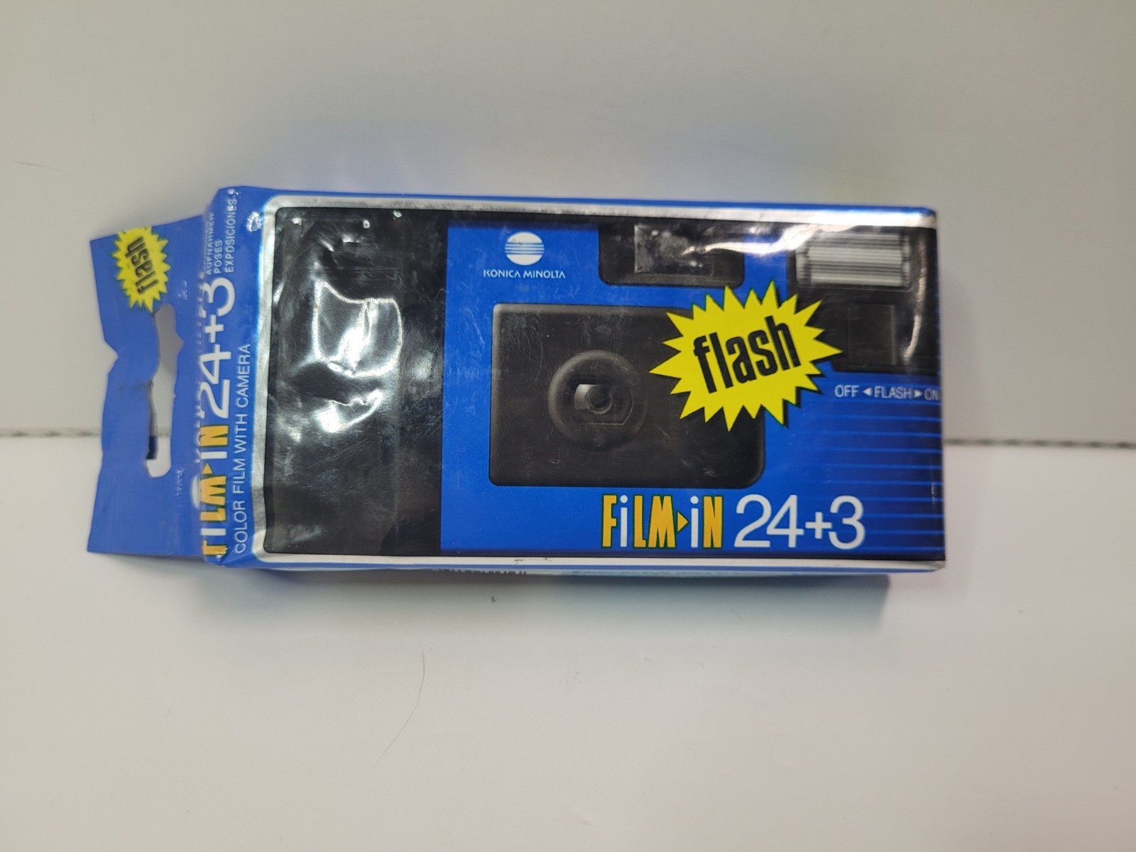 Konica Minolta  - camera + film  -  NEW    ( B379 )