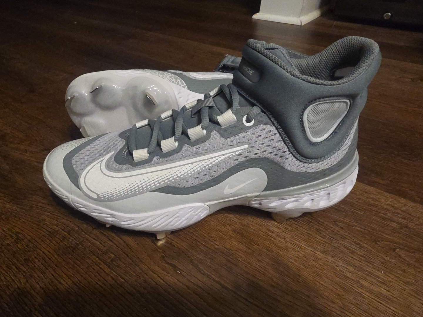 Size 9 Nike Air Alpha Huarache Elite 4 Mid Baseball Cleats Gray Men DJ6520-012