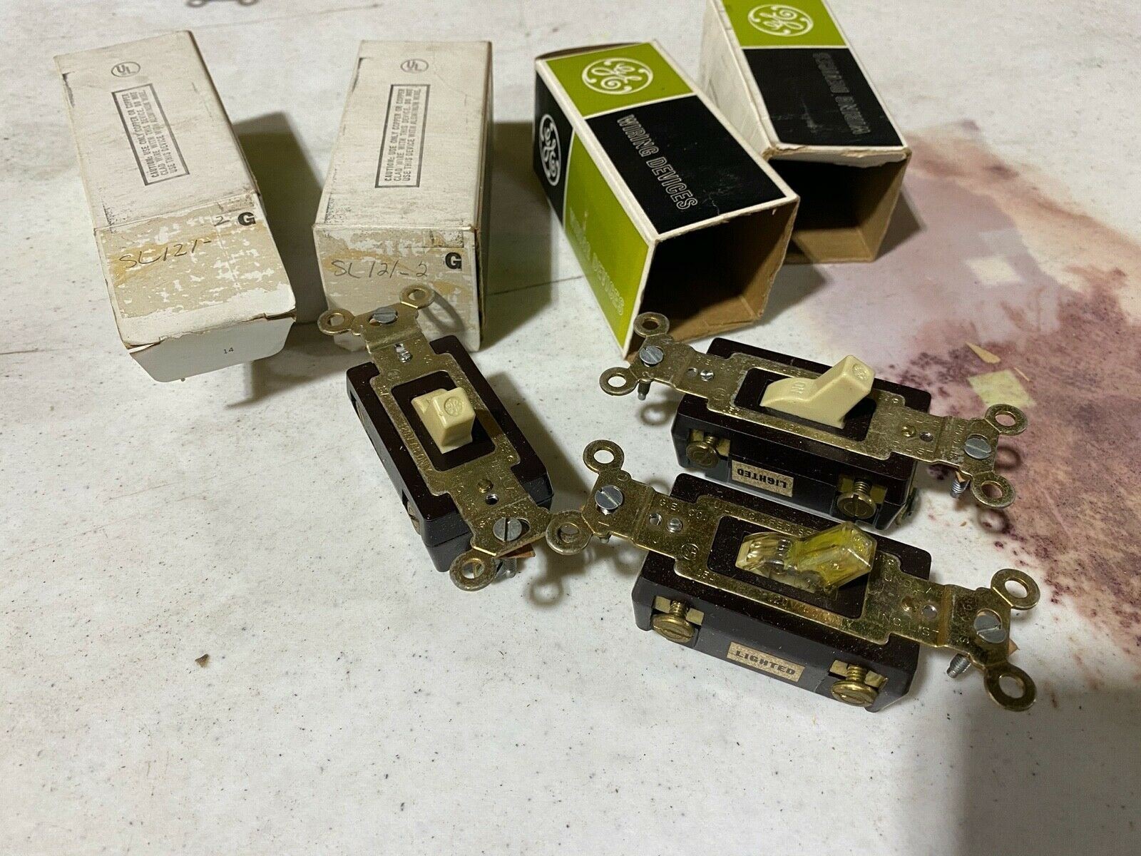 FOUR (4) GENERAL ELECTRIC - GE Grounding Toggle Switches Lighted SL121-2G (NEW)
