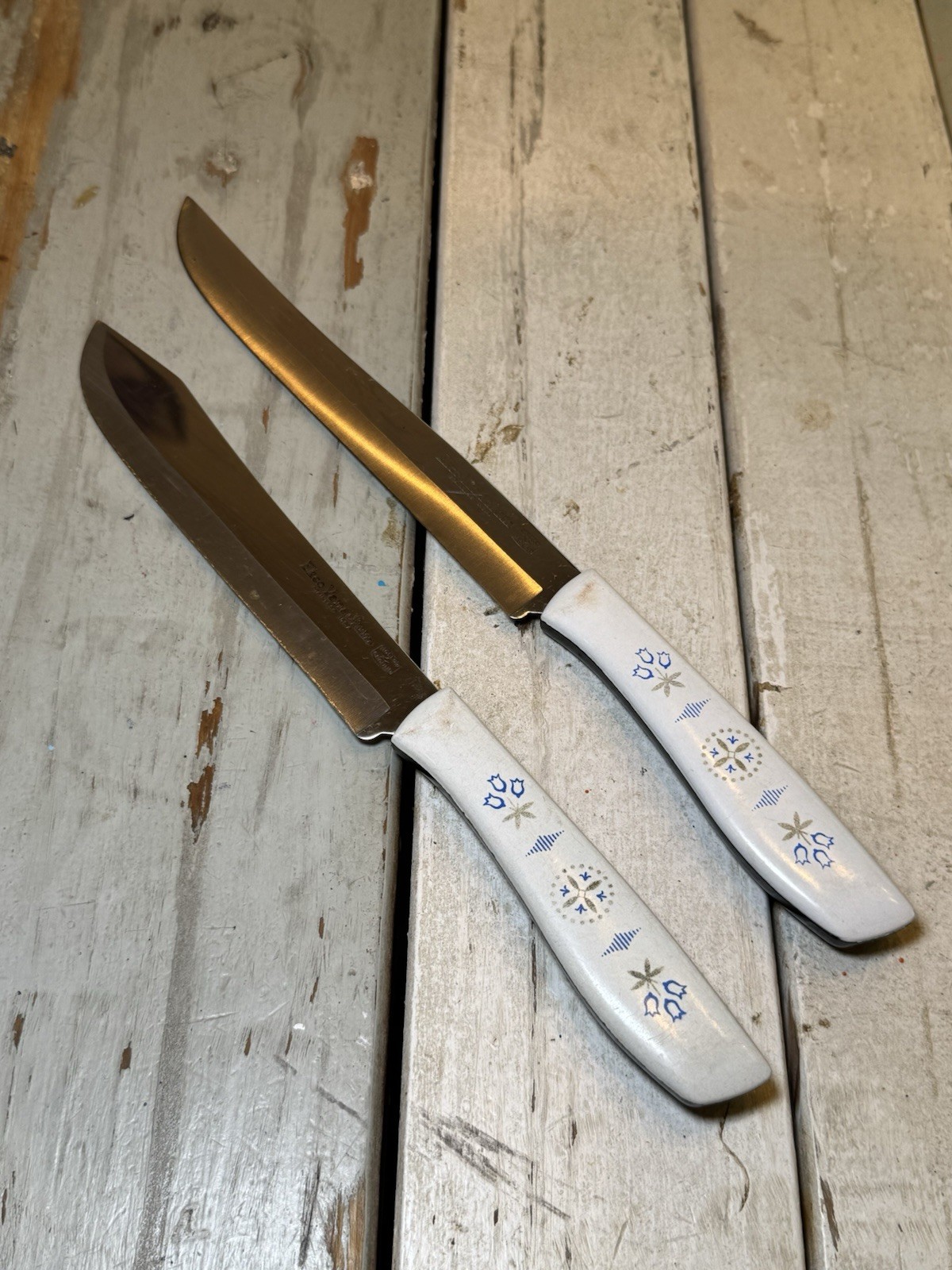 LOT OF 2 VINTAGE EKCO VANADIUM KNIVES MID CENTURY MODERN DUTCH BLUE TULIP