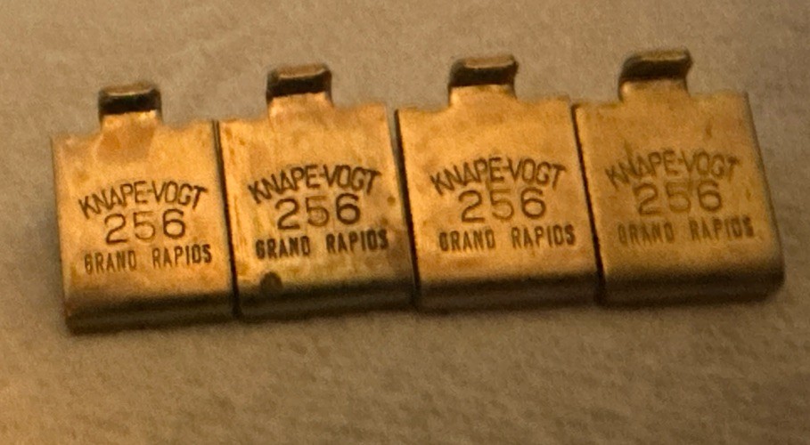 4 Pcs. of Gold Brass  Knape & Vogt 256 Adjustable Steel Pilaster Shelf Clips Ex.
