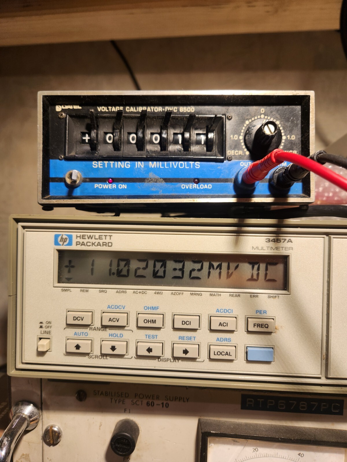 Datel high precision voltage source calibrator DVC-8500 A power 230V AC 4.5digit