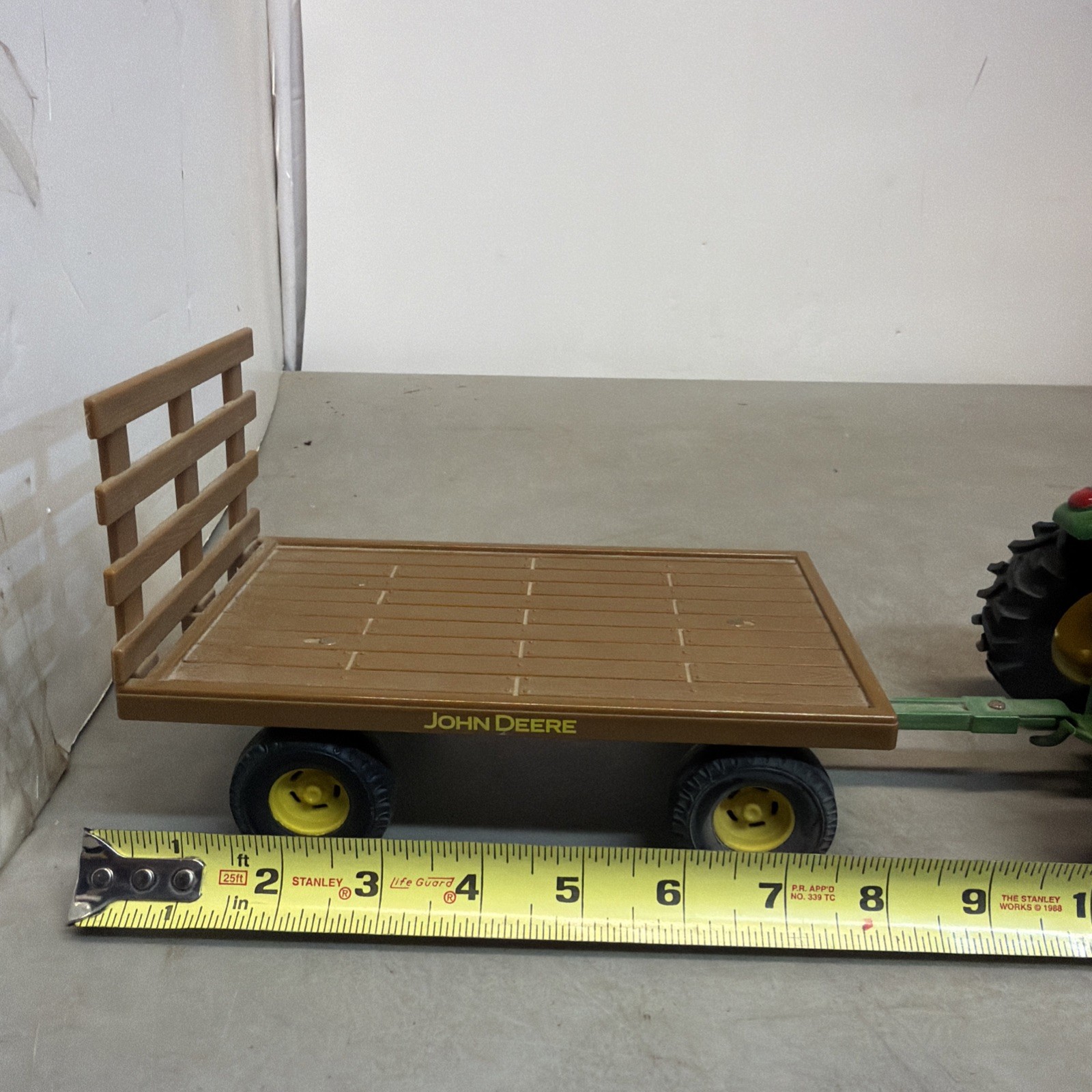 ERTL John Deere Tractor & Trailer 1759 Die Cast / Plastic